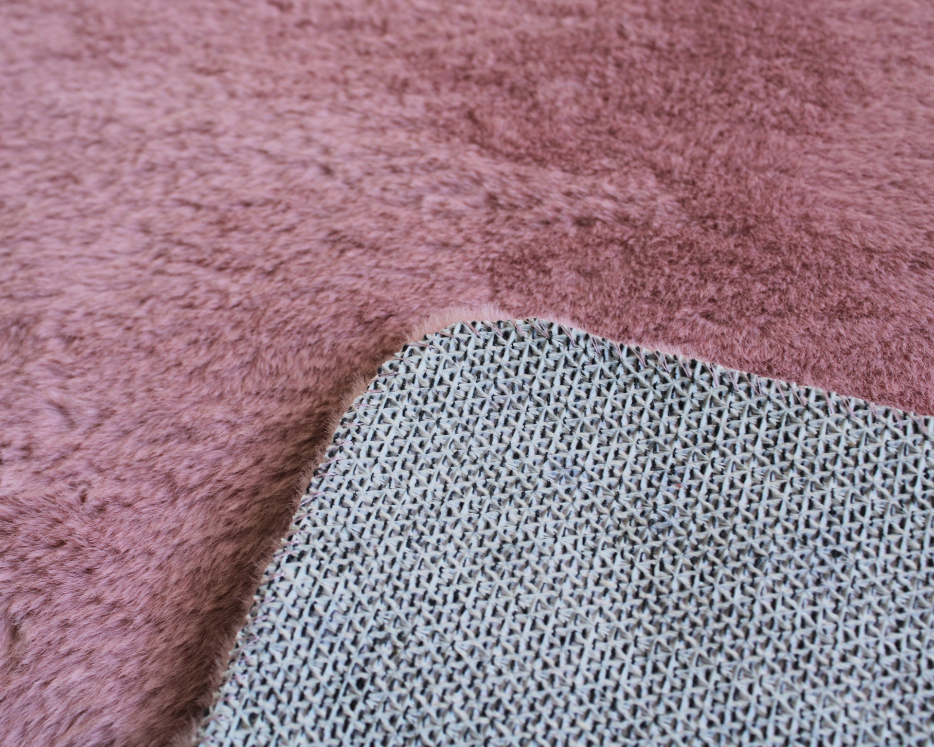 Tapete felpudo cor de rosa com verso antiderrapante cinza