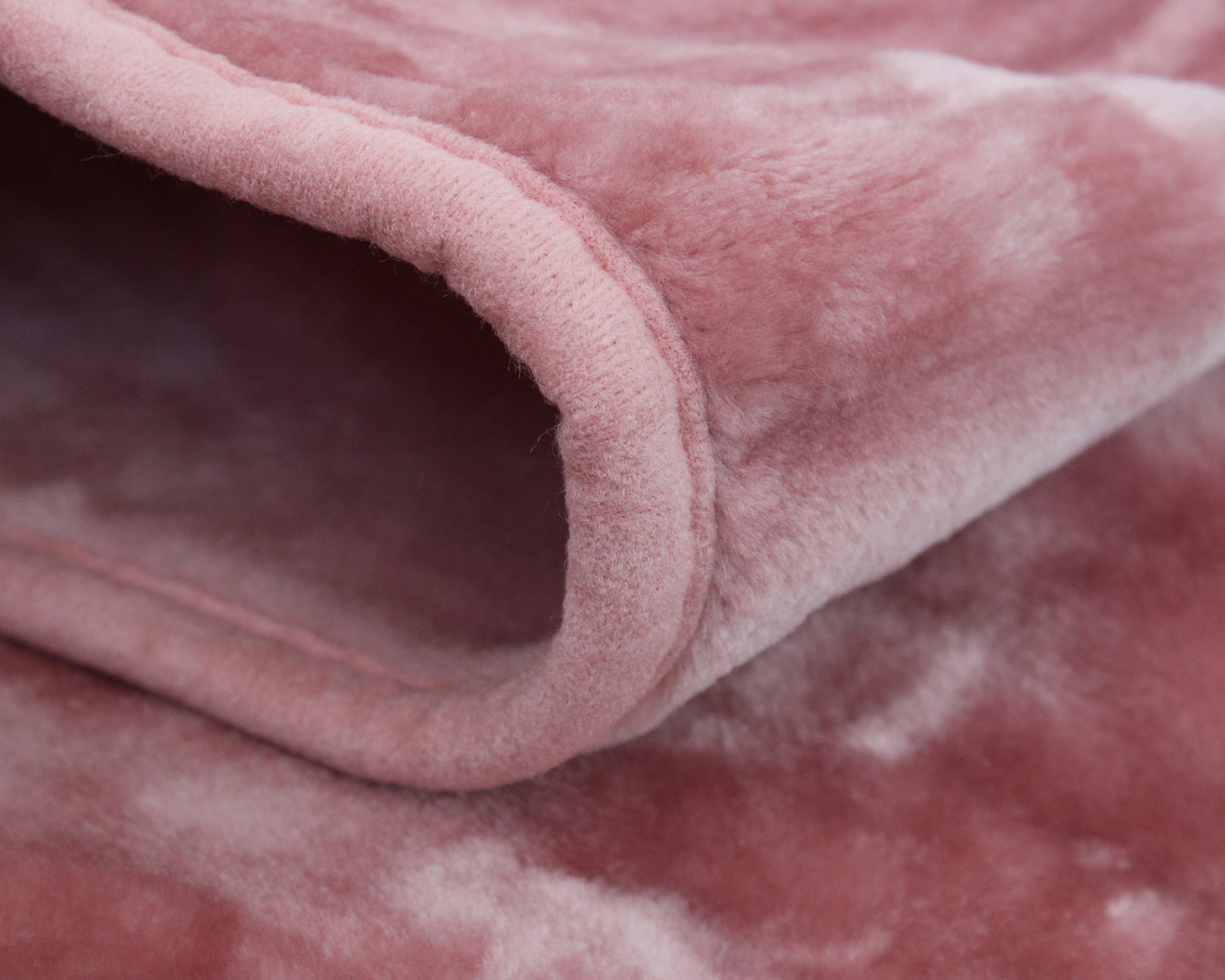Tecido felpudo rosa claro dobrado mostrando textura macia