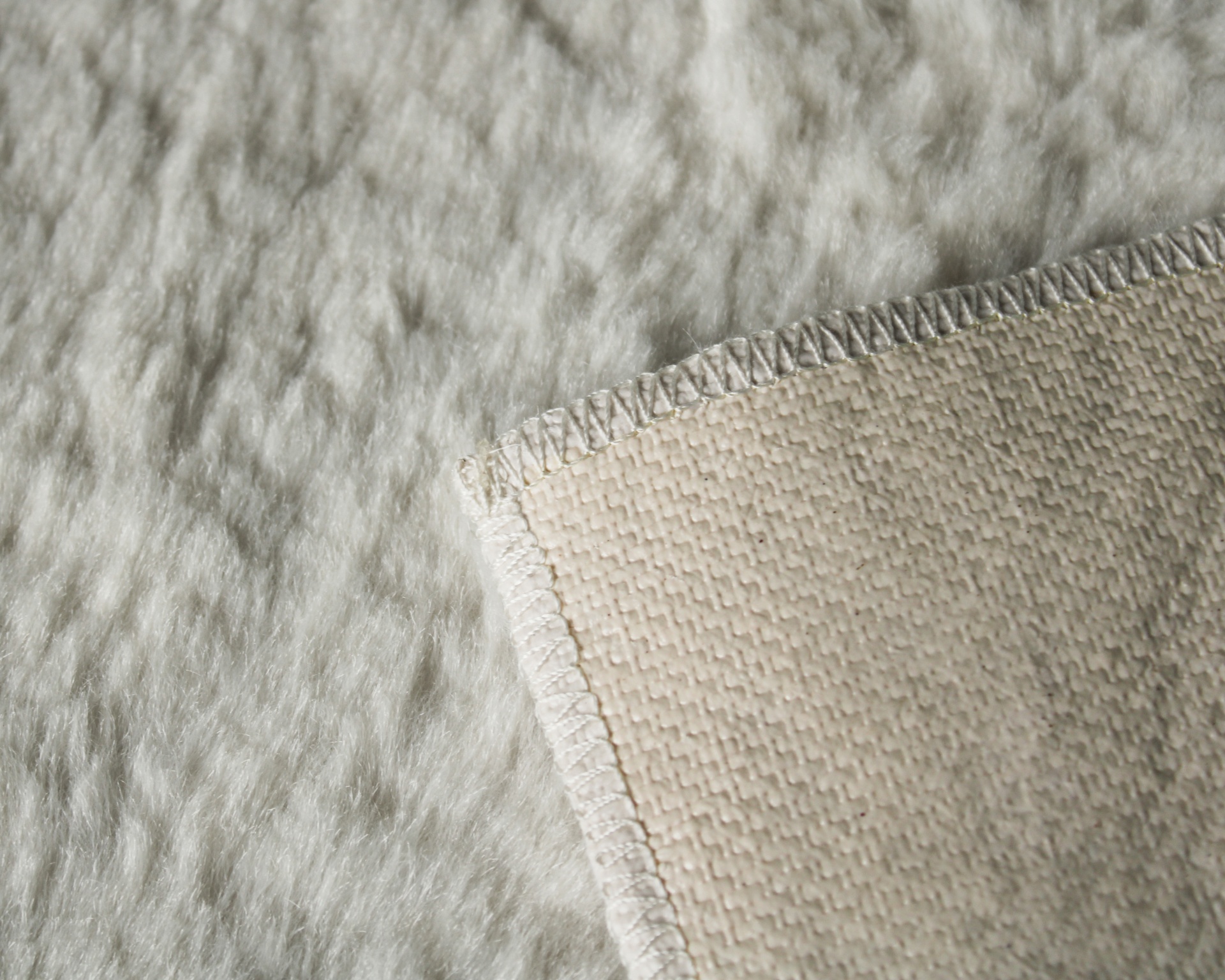 Tecido com textura cru e superfície branca macia felpuda