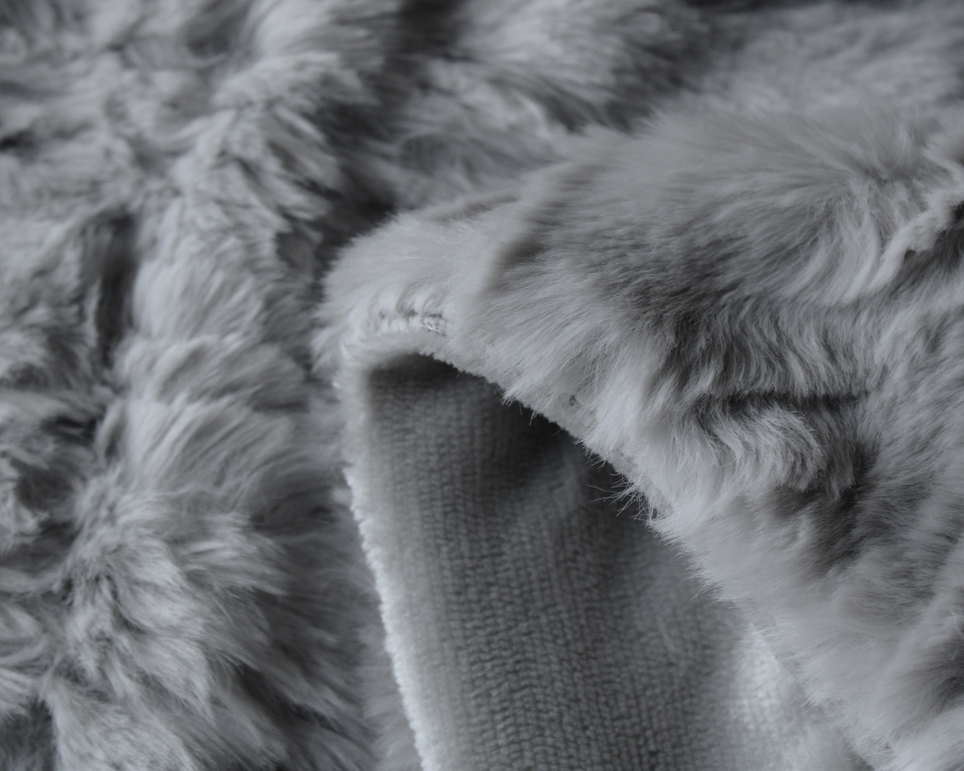 Tecido felpudo cinza claro com textura macia e interior de malha cinza claro