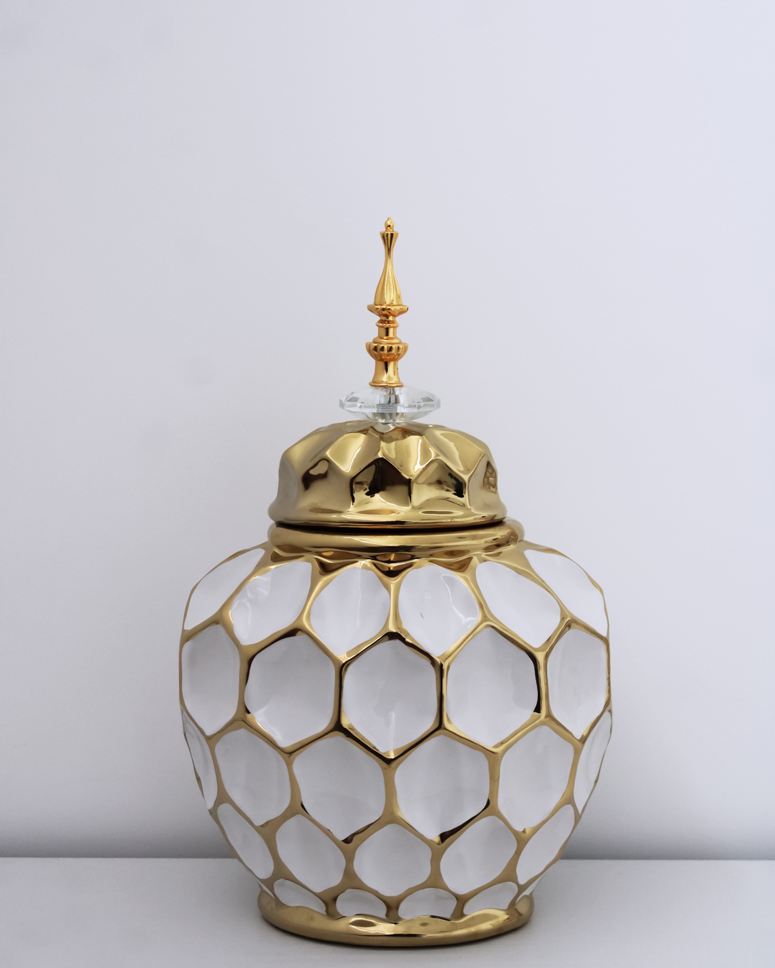 Recipiente decorativo de vidro e metal dourado com tampa ornamentada