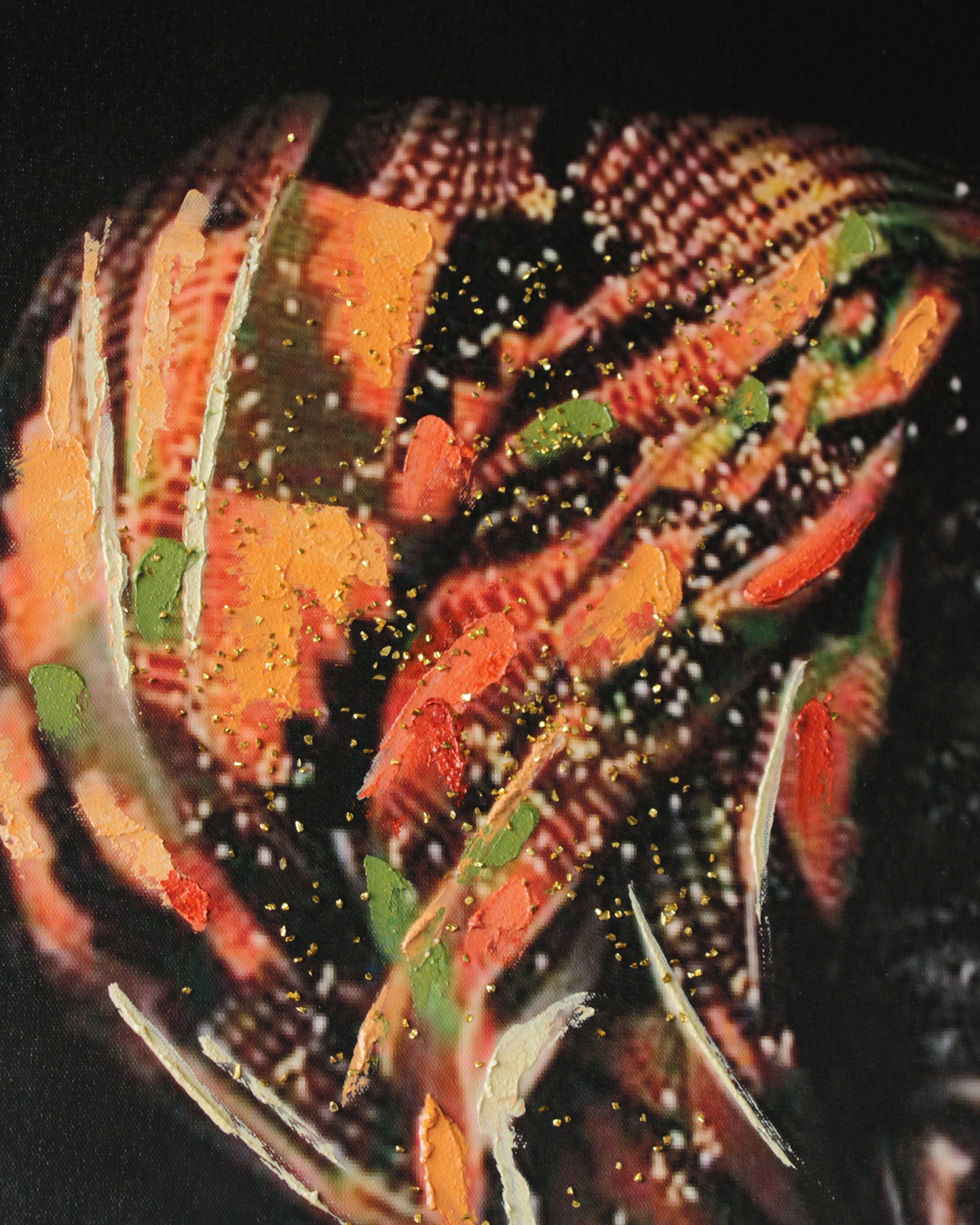 Tábua com várias peças de sushi coloridas sobre superfície escura