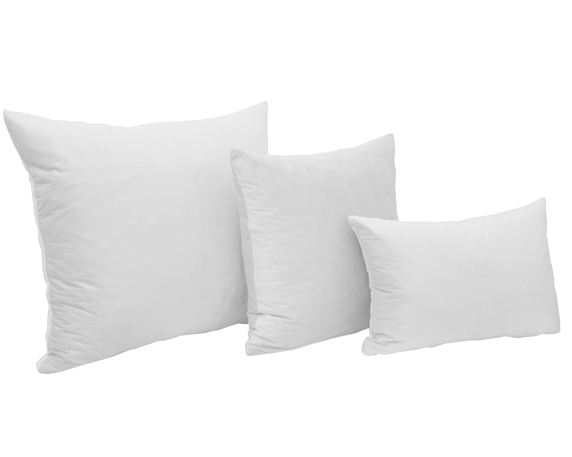 Três almofadas brancas de diferentes tamanhos sobre fundo branco