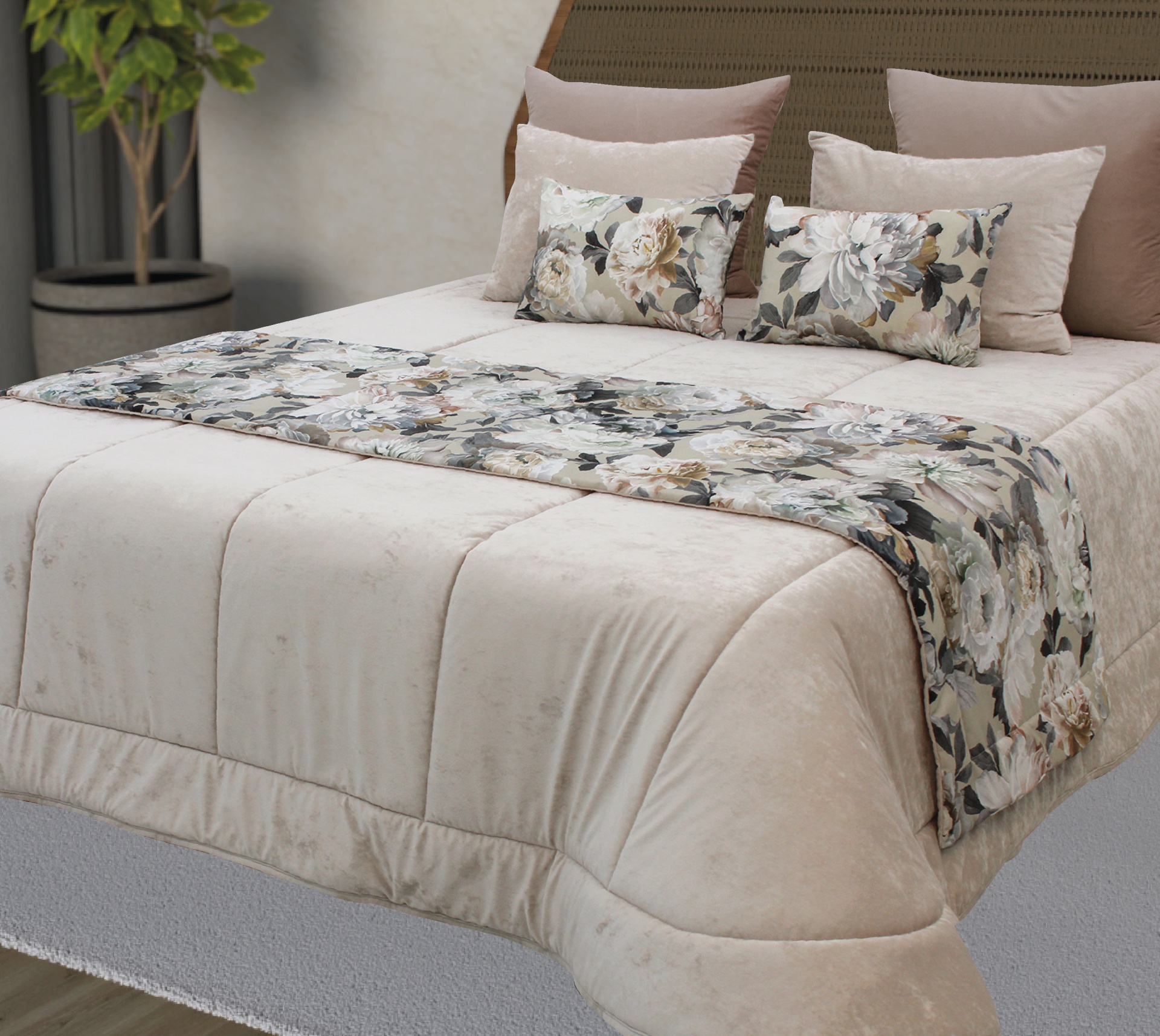 Conjunto de cama bege com almofadas e detalhes florais