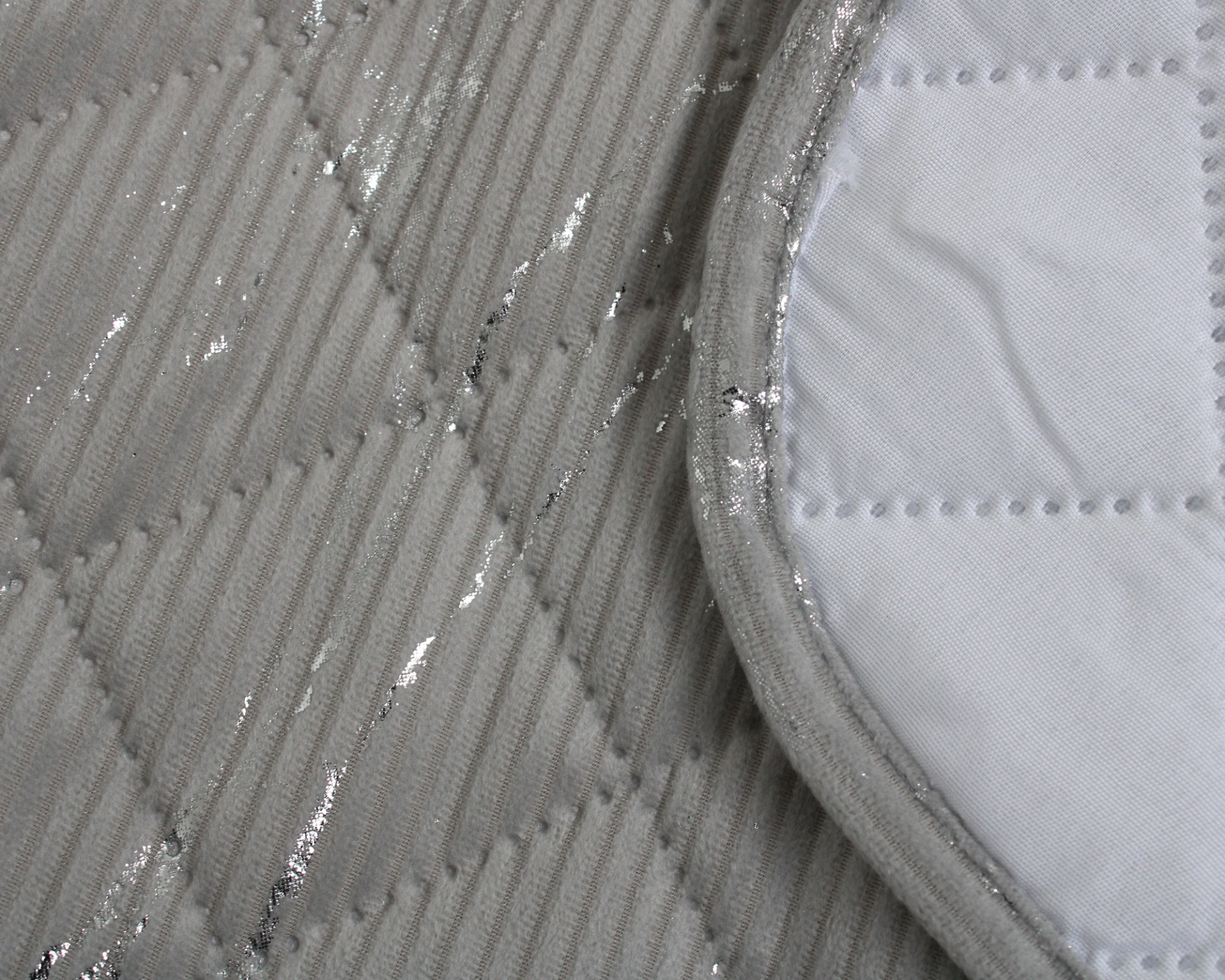 tecido cinzento xadrez com brilho prateado e verso branco acolchoado