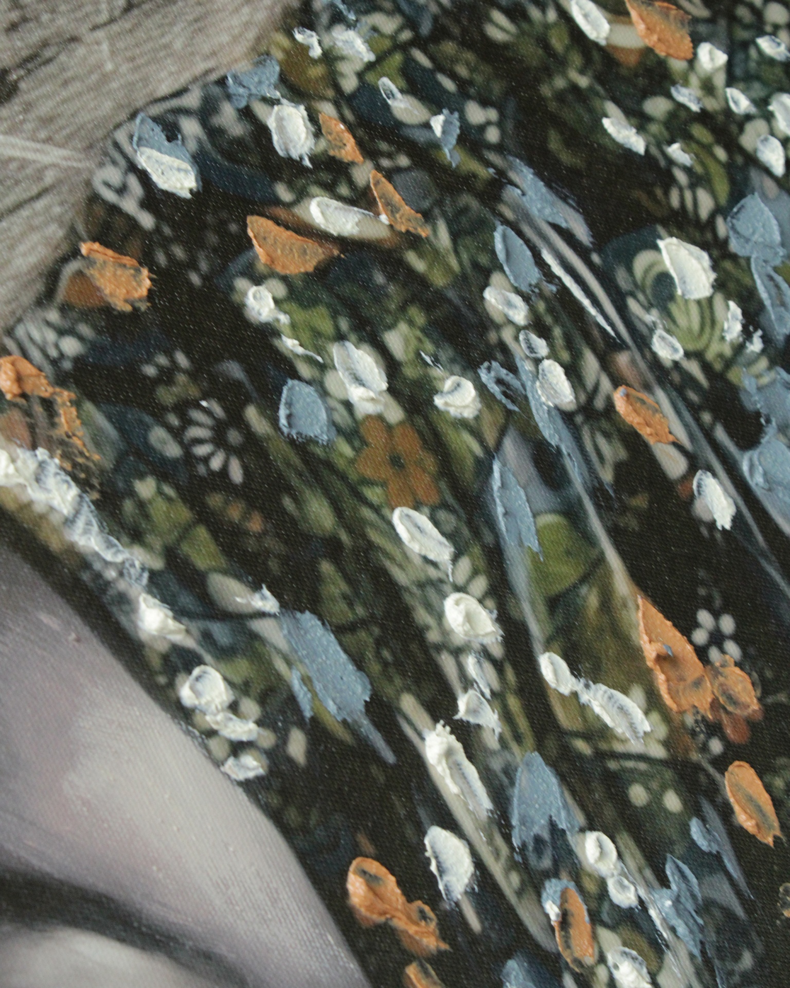 Têxtil com padrão floral abstrato em fundo escuro