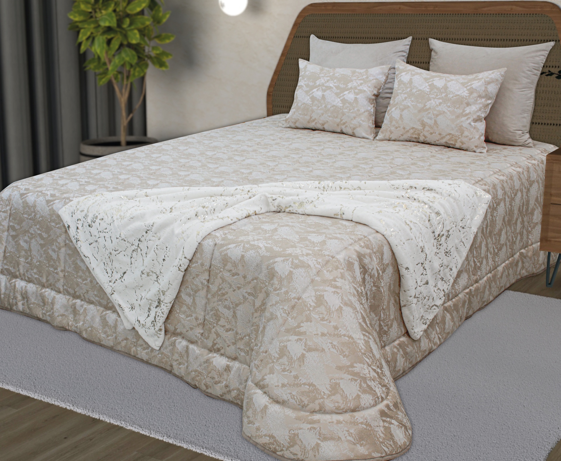 Cama com edredão bege com padrão floral e manta branca com detalhes dourados