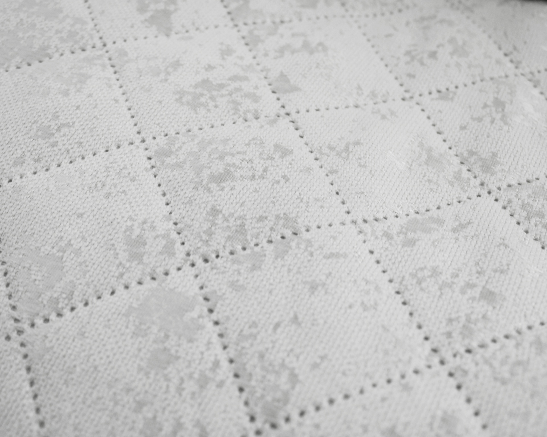 Tecido branco com padrão quadriculado e textura floral