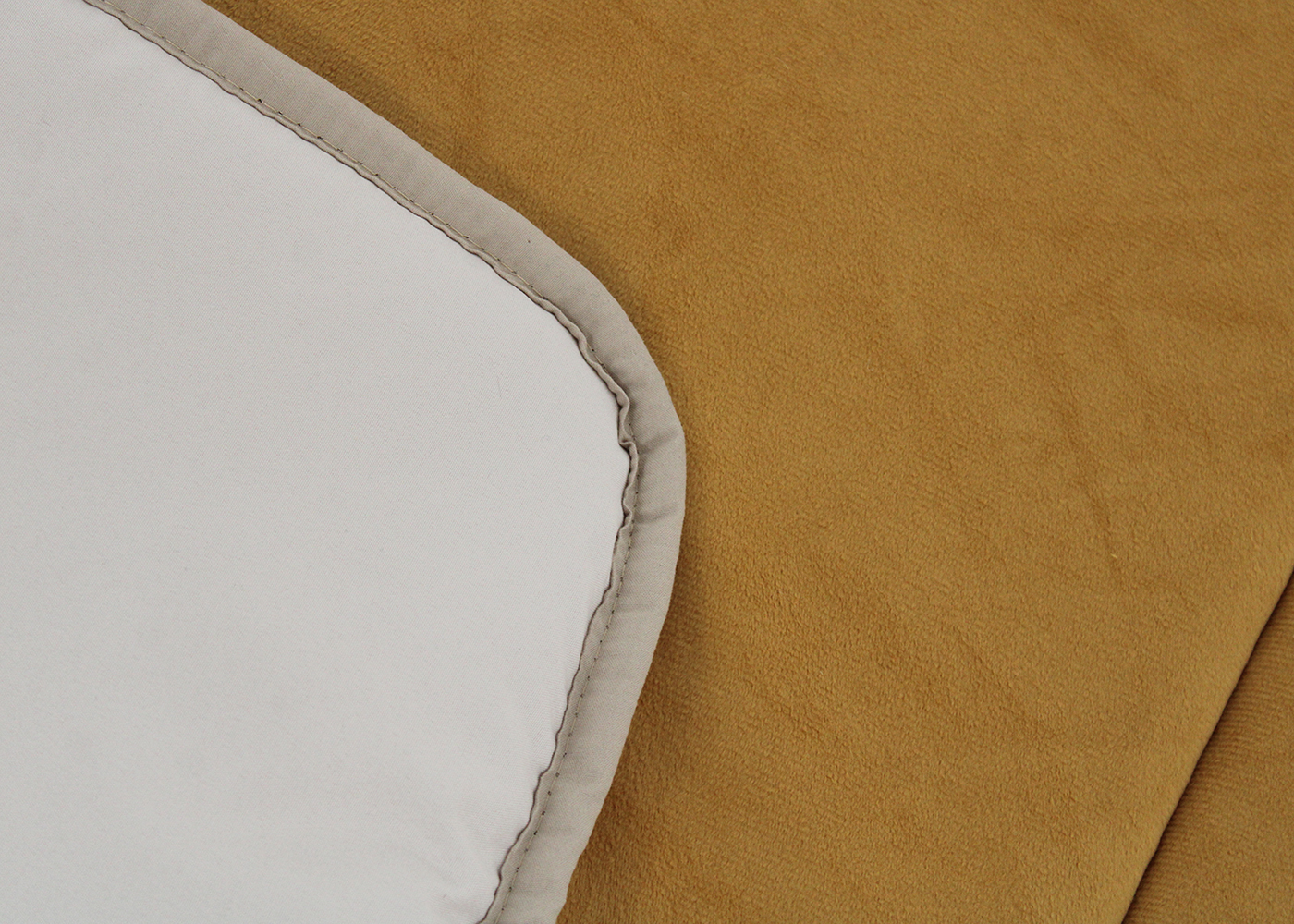 tecidos branco e amarelo mostarda com textura suave