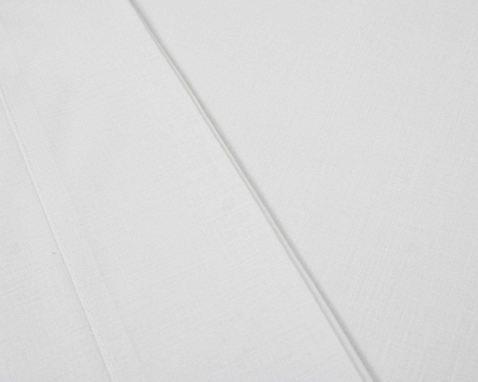 Vestido branco criança com padrão texturado e mangas bufantes