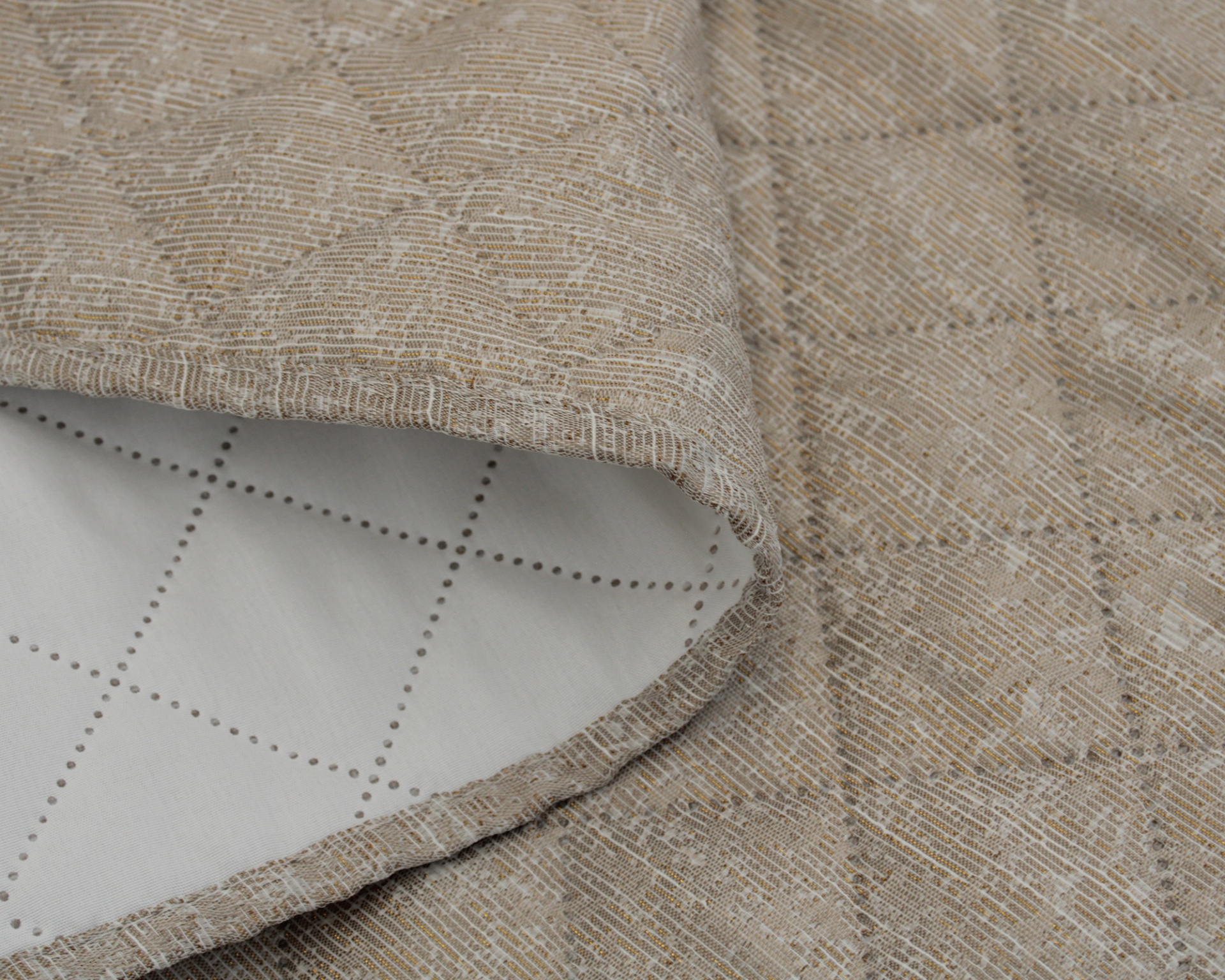 Tecido acolchoado bege com padrão floral e verso quadriculado