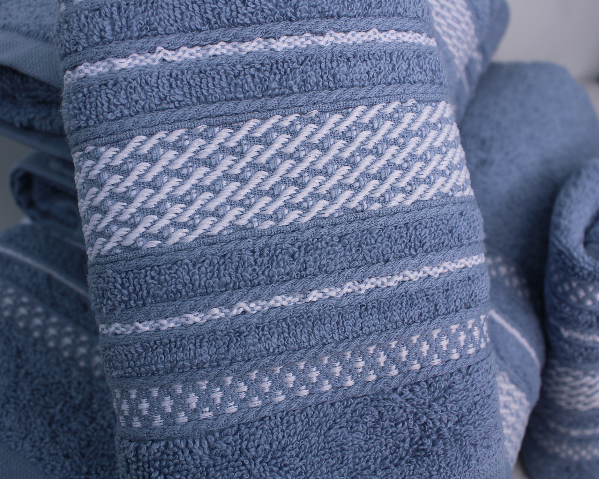 Toalhas de banho azuis com padrões texturizados