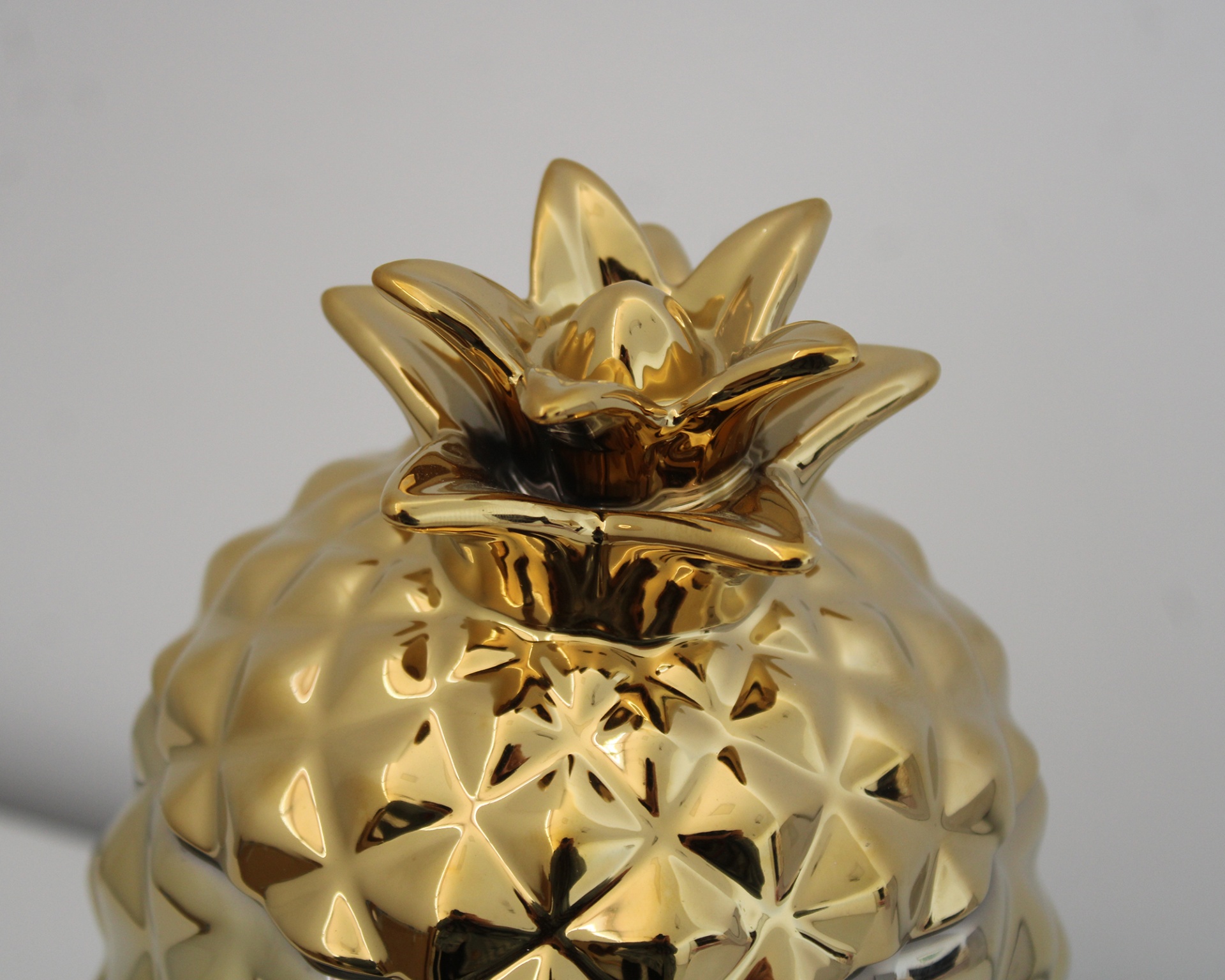 Pineapple decorativo dourado de cerâmica com padrão geométrico