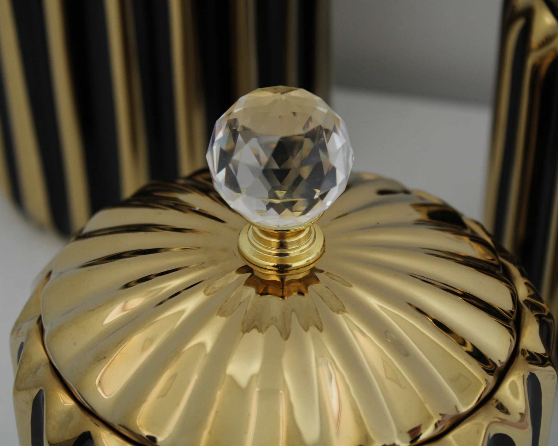 Caixa decorativa dourada com puxador transparente