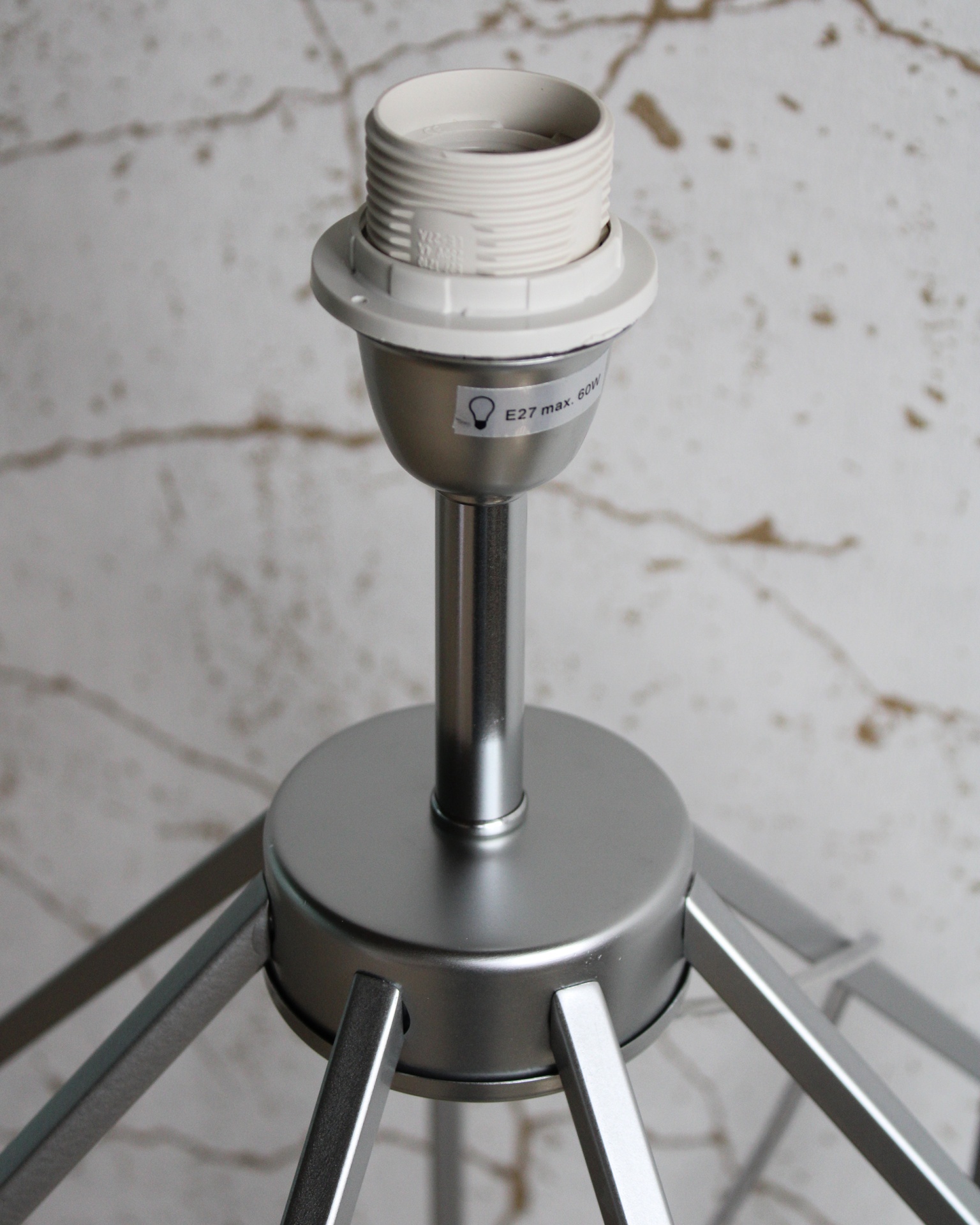 Suporte de lâmpada metálico prateado com encaixe branco e etiqueta E27 max. 60W