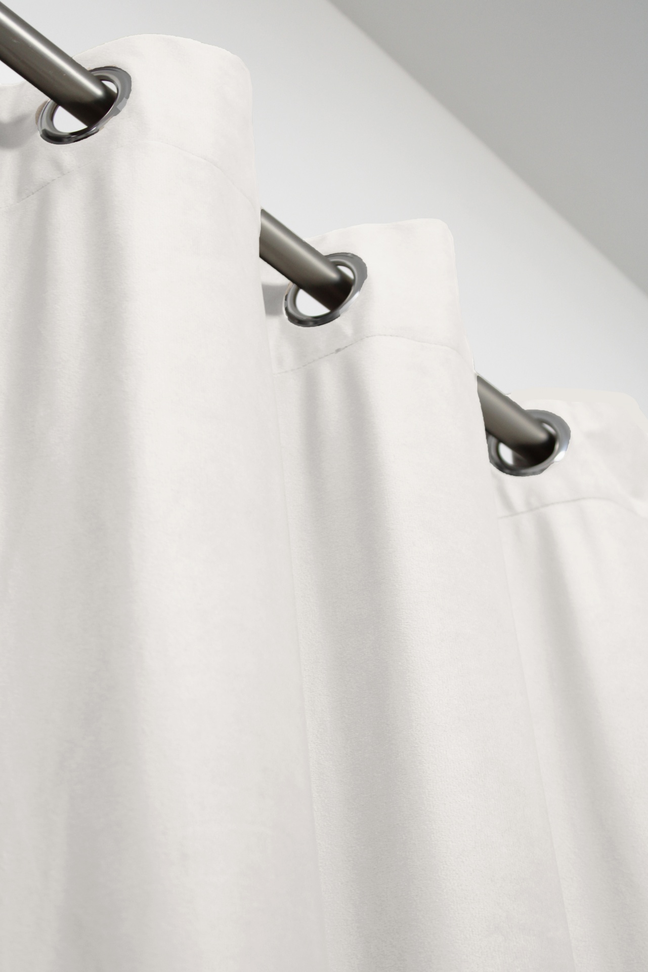 Cortina branca com ilhós metálicos numa barra metálica prateada