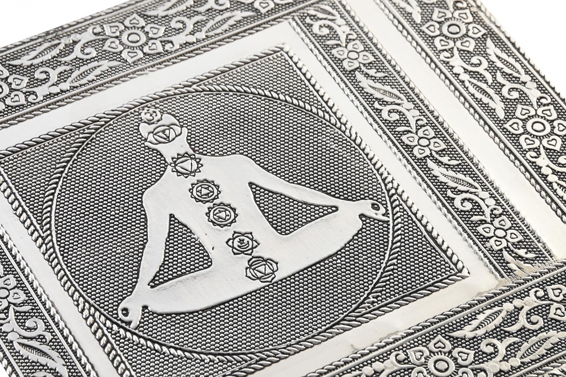 Placa decorativa metálica com figura humana e chakras em posição de lótus