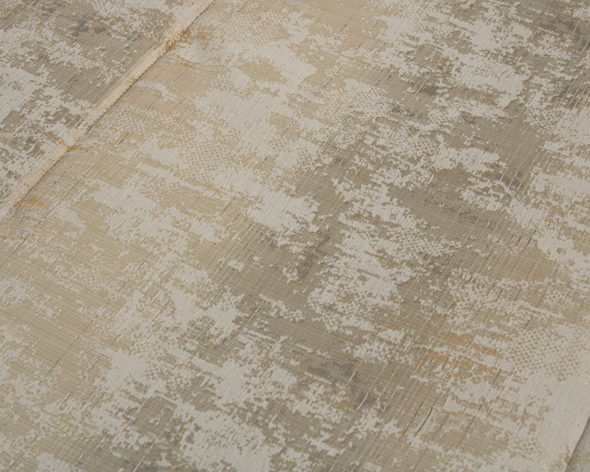 Tecido decorativo bege e branco com padrão abstrato e textura brilhante