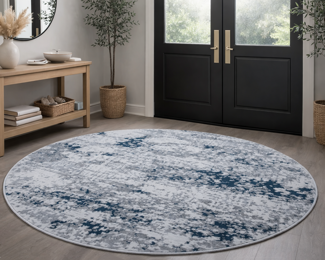 Tapete redondo com padrão abstrato cinza, branco e azul escuro numa sala com portas pretas e consola de madeira.