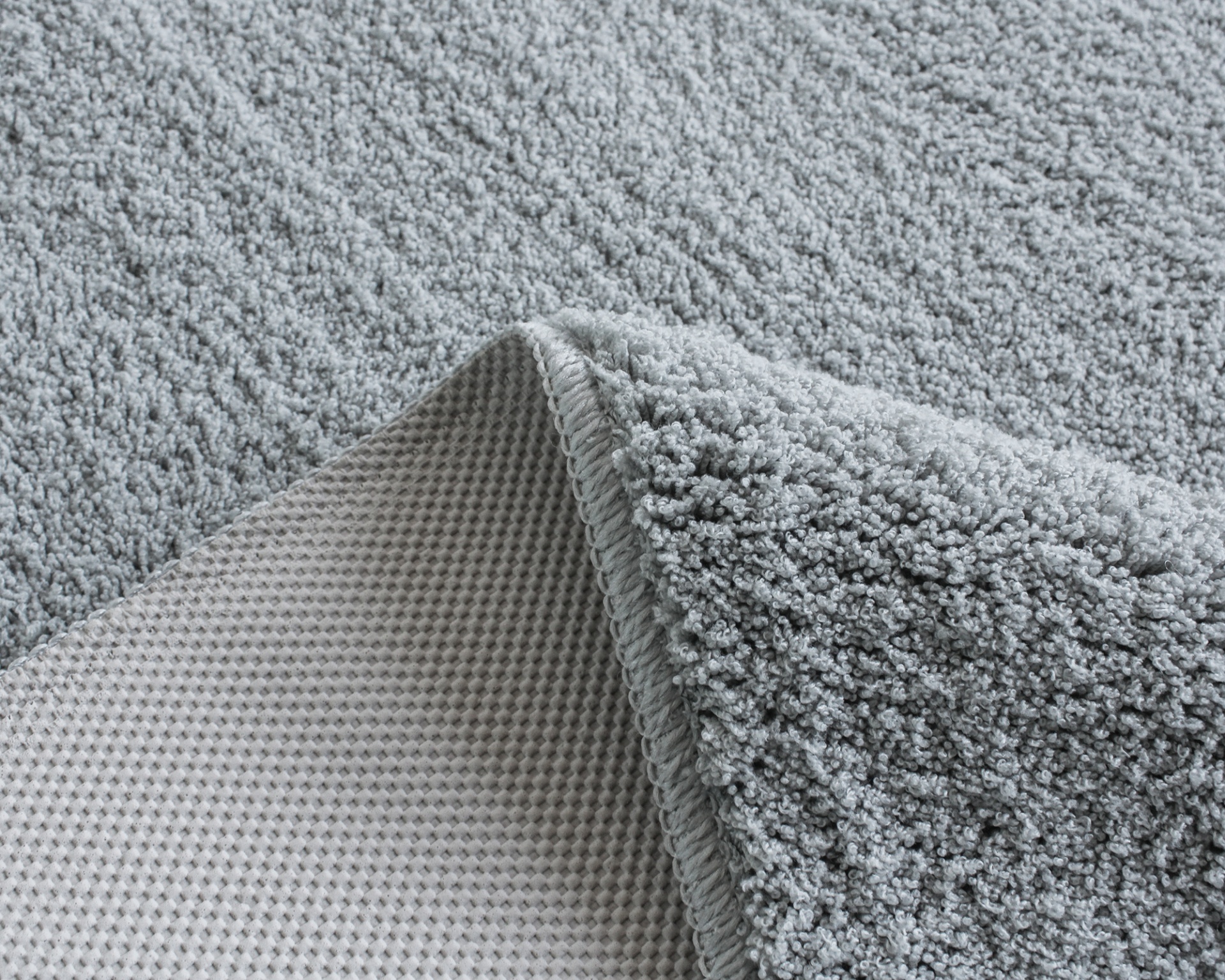 Tapete cinzento claro felpudo com base antiderrapante