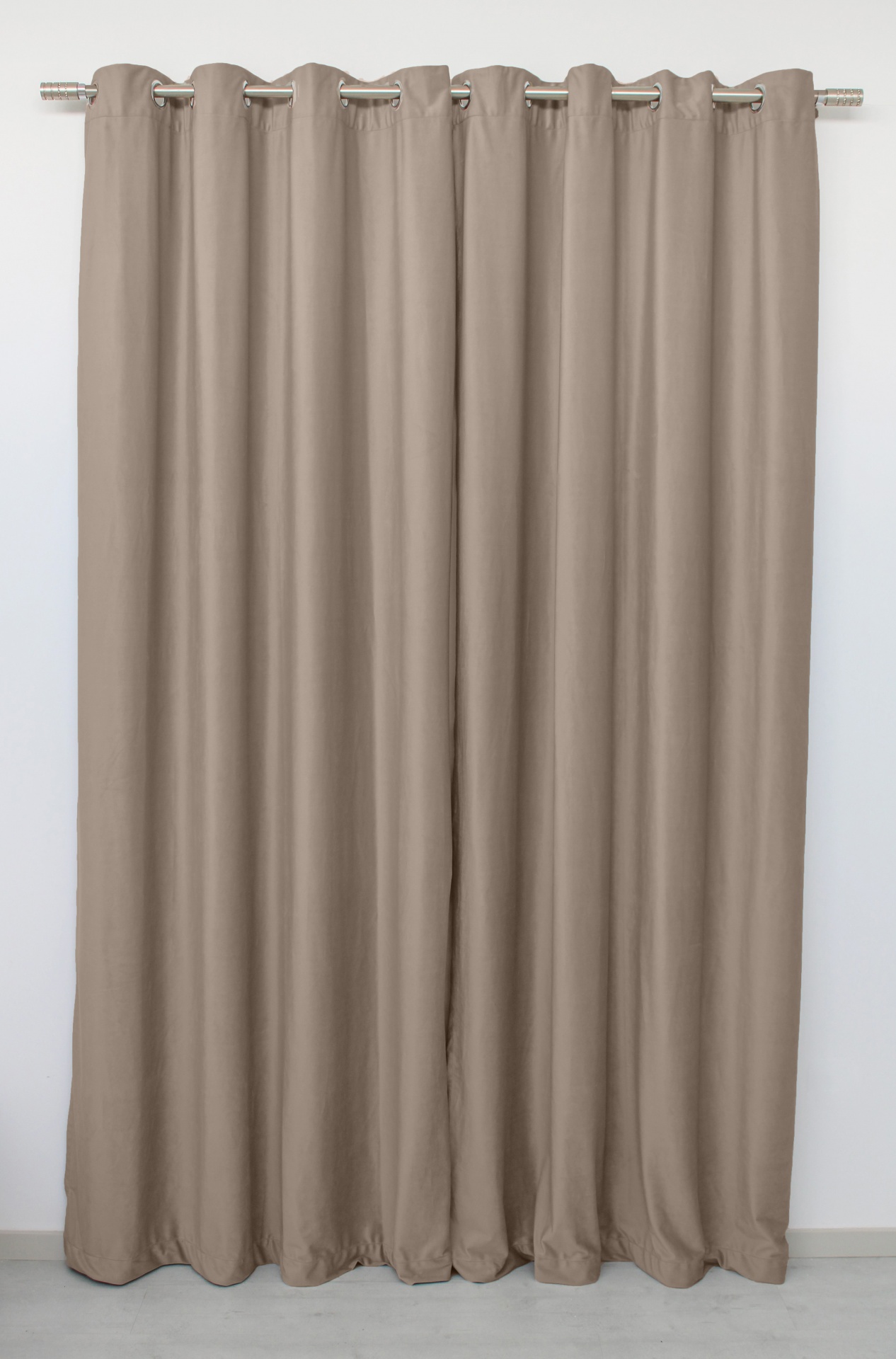 Cortina bege com ilhós metálicos em barra prateada