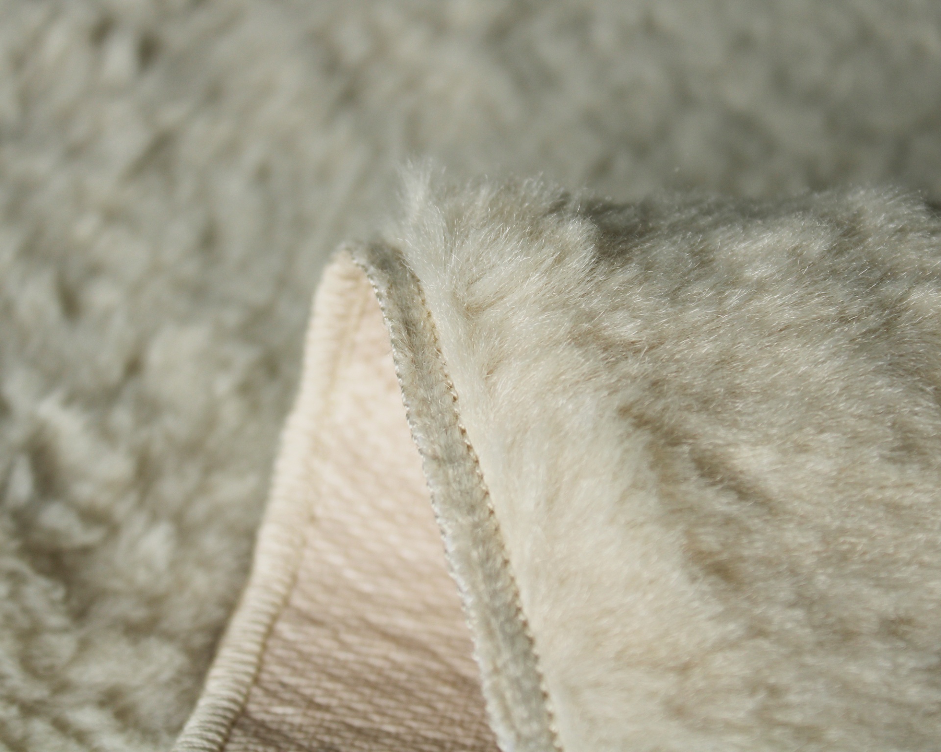 Tapete creme felpudo com lado inferior tecido bege