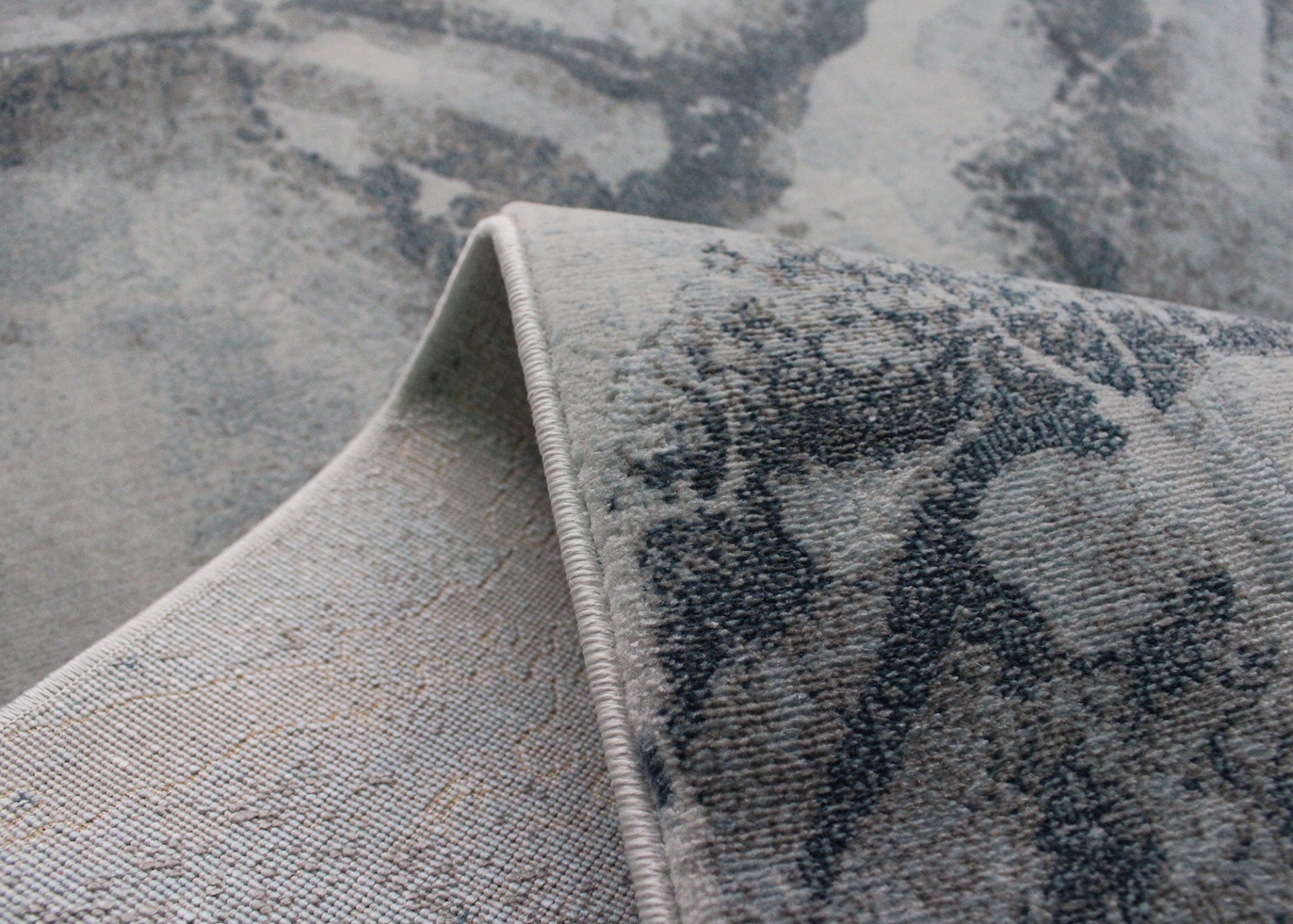 Tapete cinzento e azul com padrão abstrato e textura visível