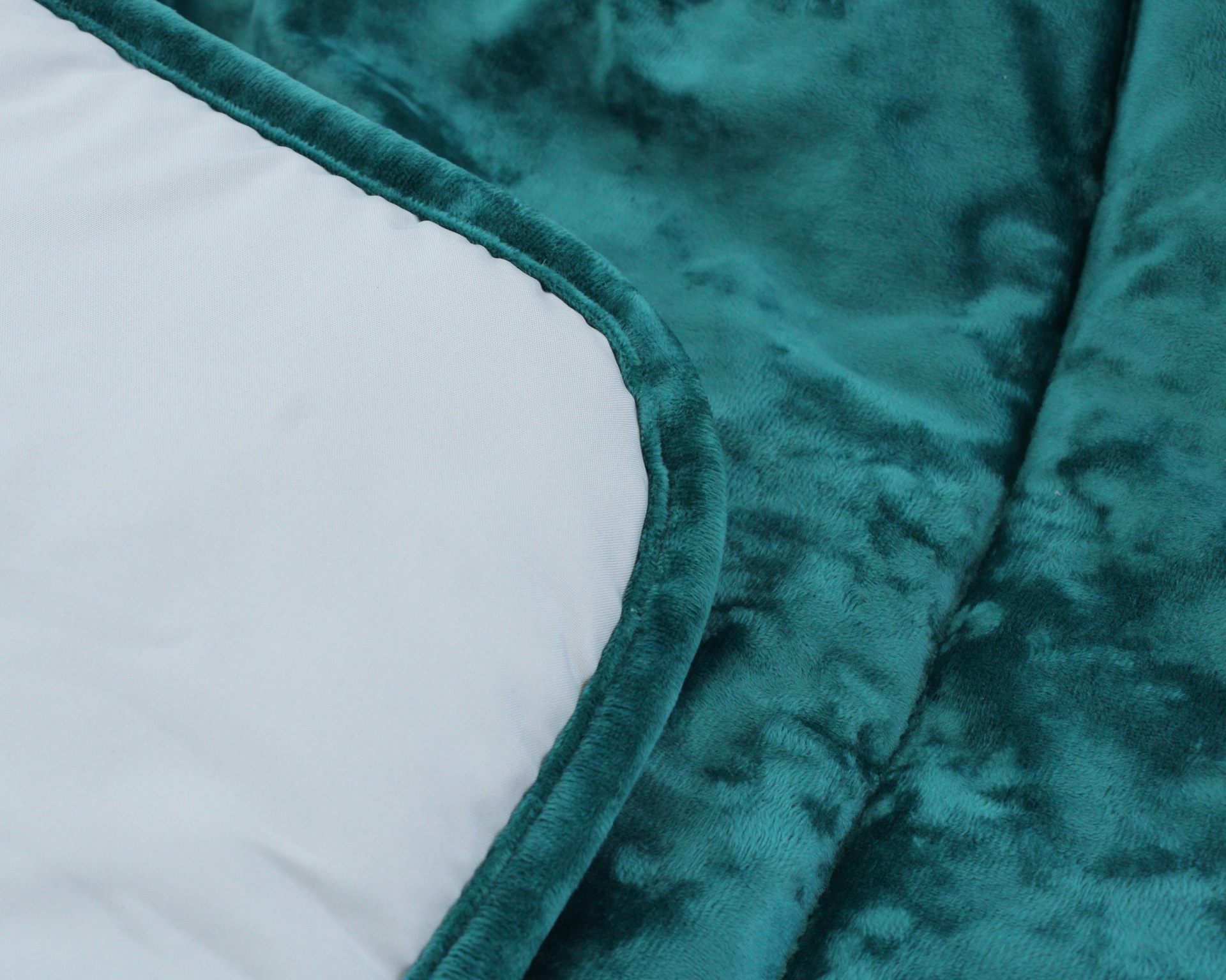 Manta felpuda azul-esverdeada com verso branco
