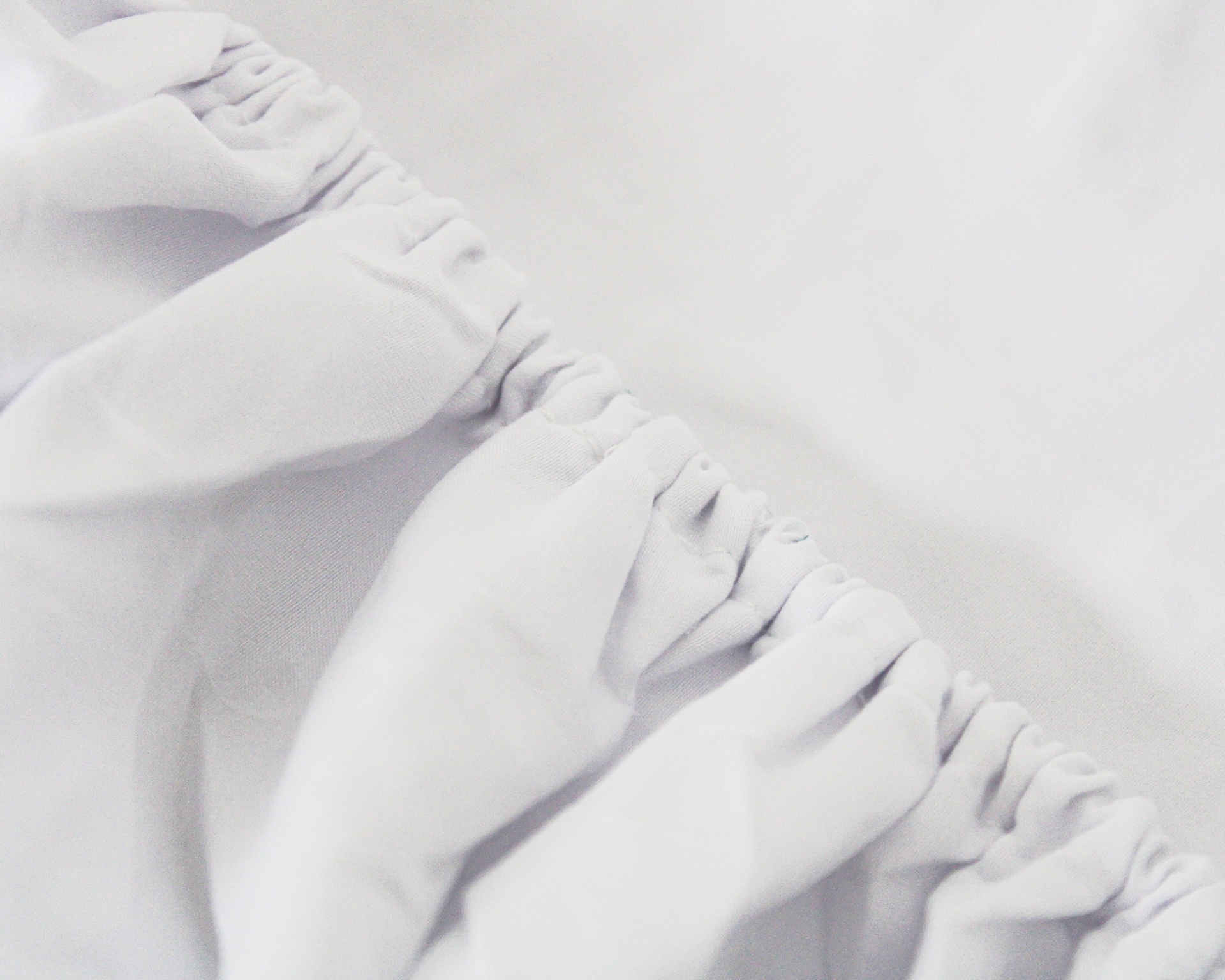 Lençol branco com elástico e textura lisa