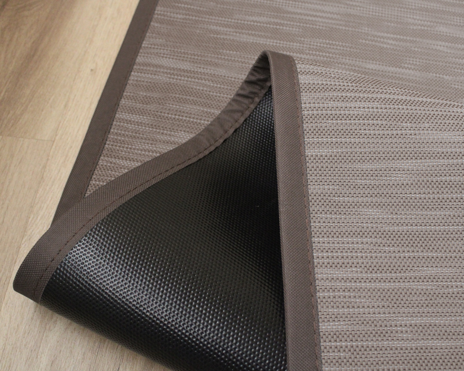 Tapete castanho com fundo antiderrapante preto e textura de linhas