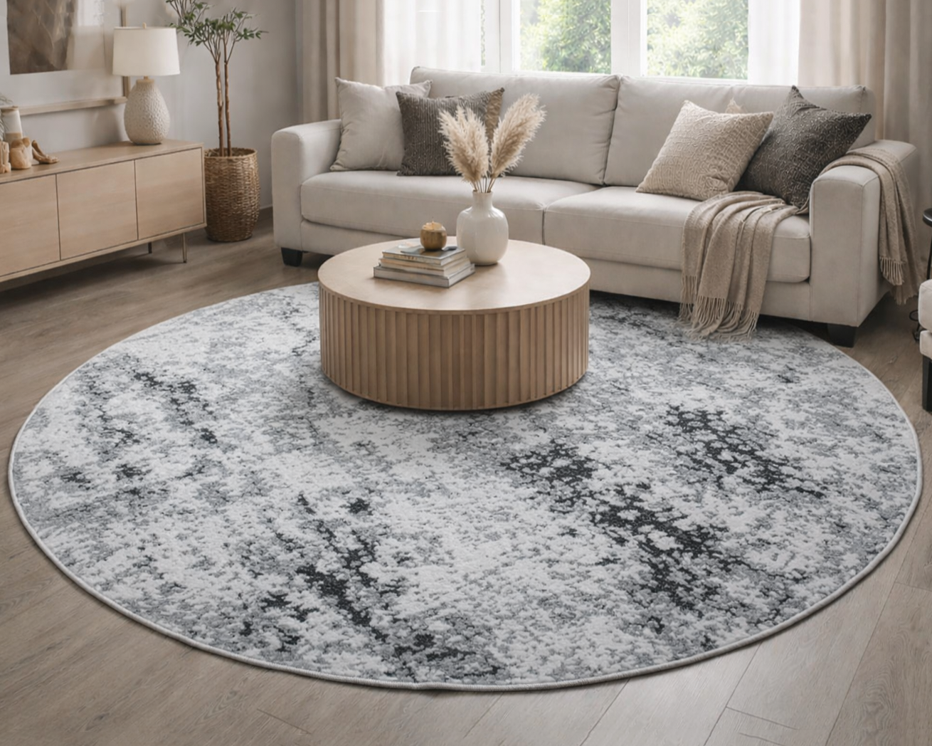 tapete redondo cinza branco padrão abstrato sala de estar sofá bege mesa de centro madeira clara