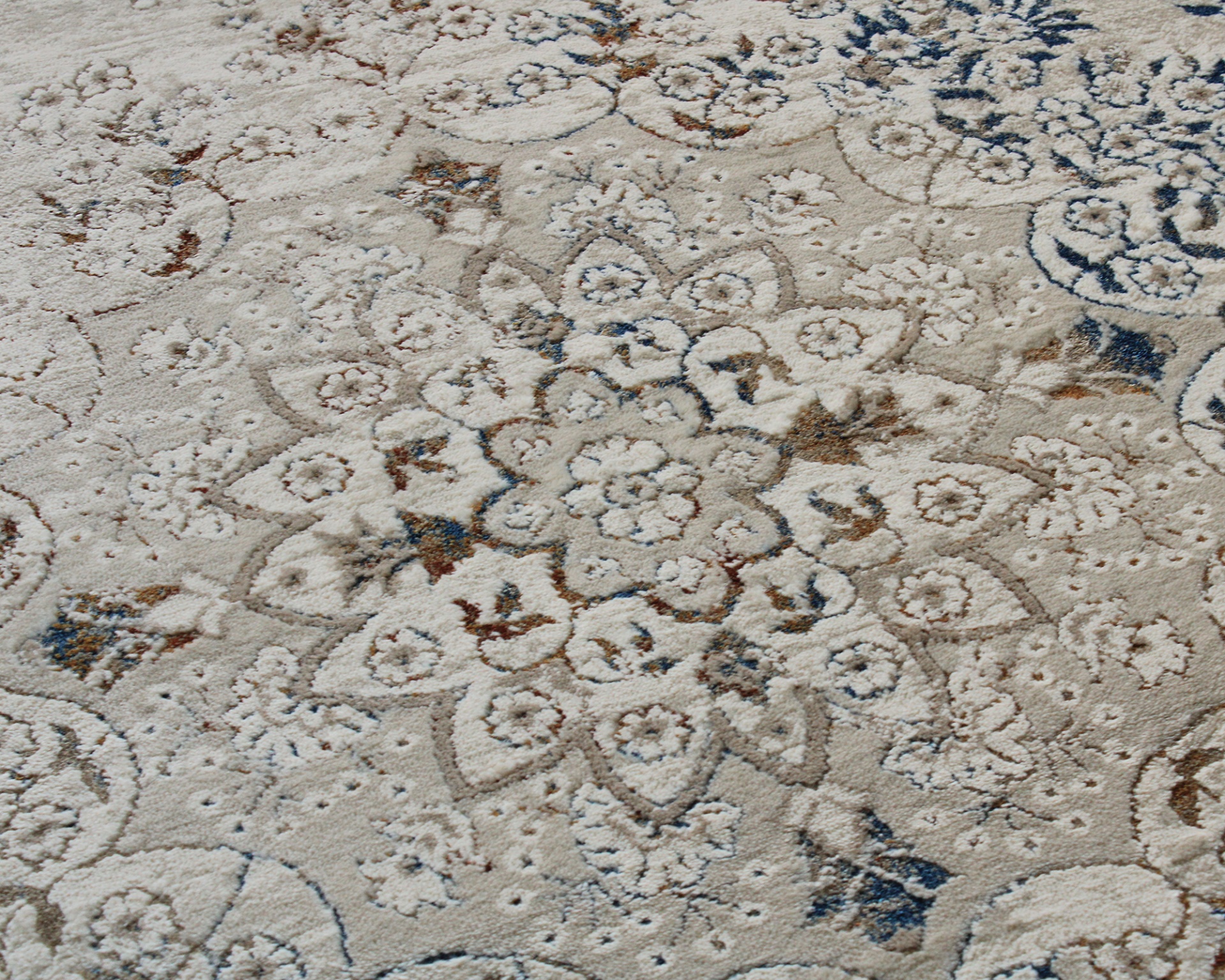 Tapete decorativo com padrão floral em tons de bege, azul e castanho