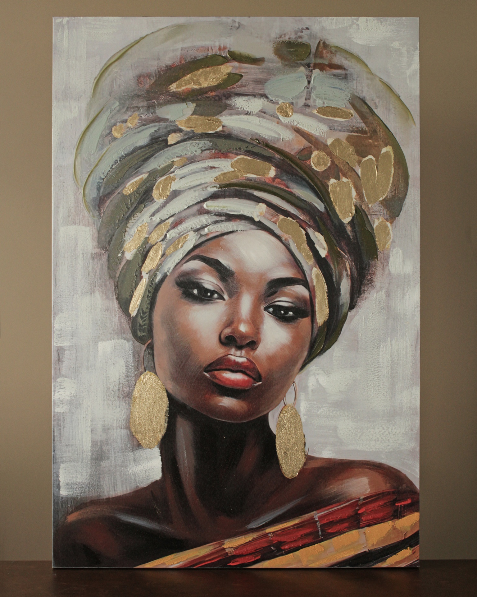Quadro pintado de mulher negra com turbante cinzento e dourado, brincos grandes dourados e vestido colorido.