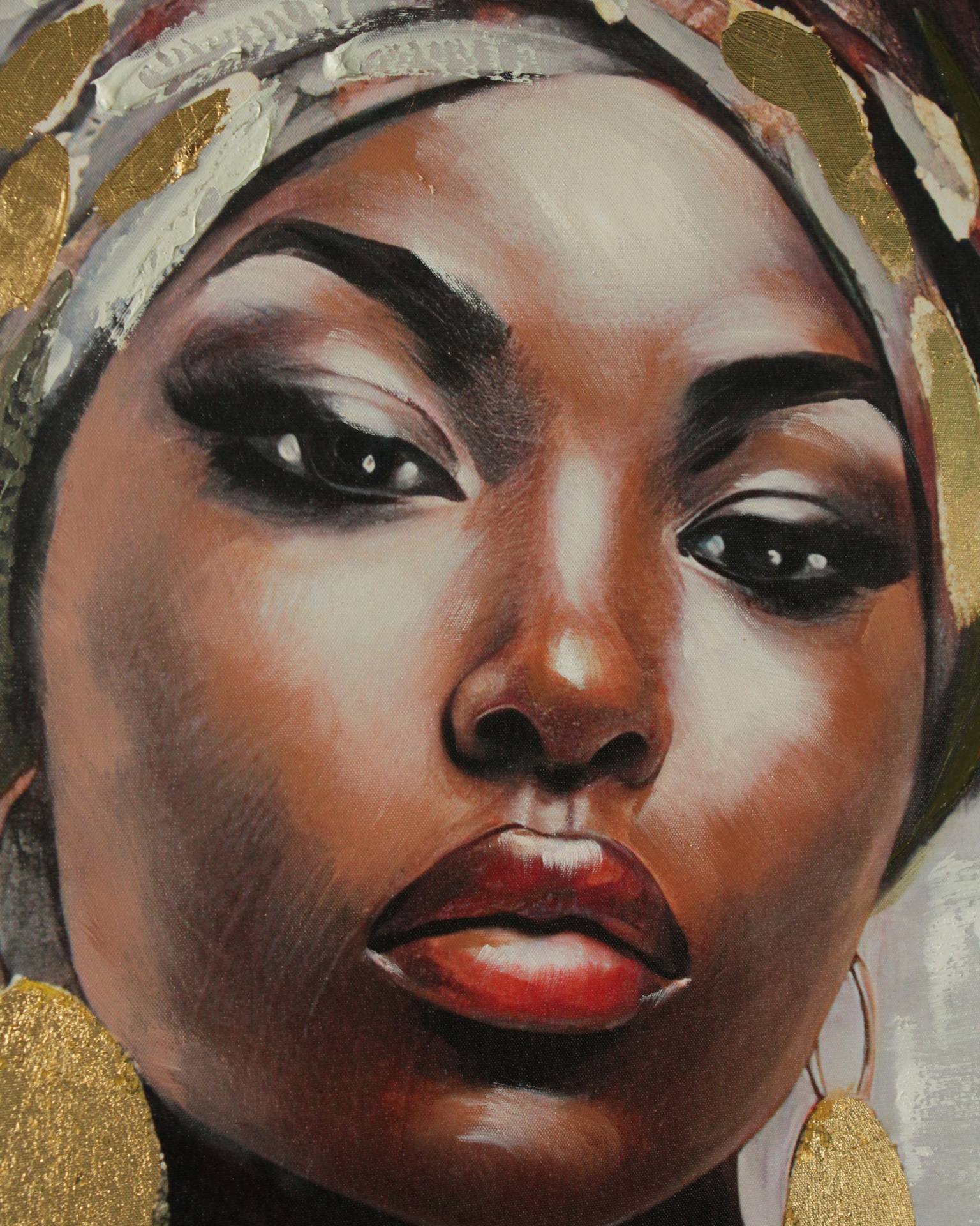 Pintura de rosto feminino com lenço branco e detalhes dourados