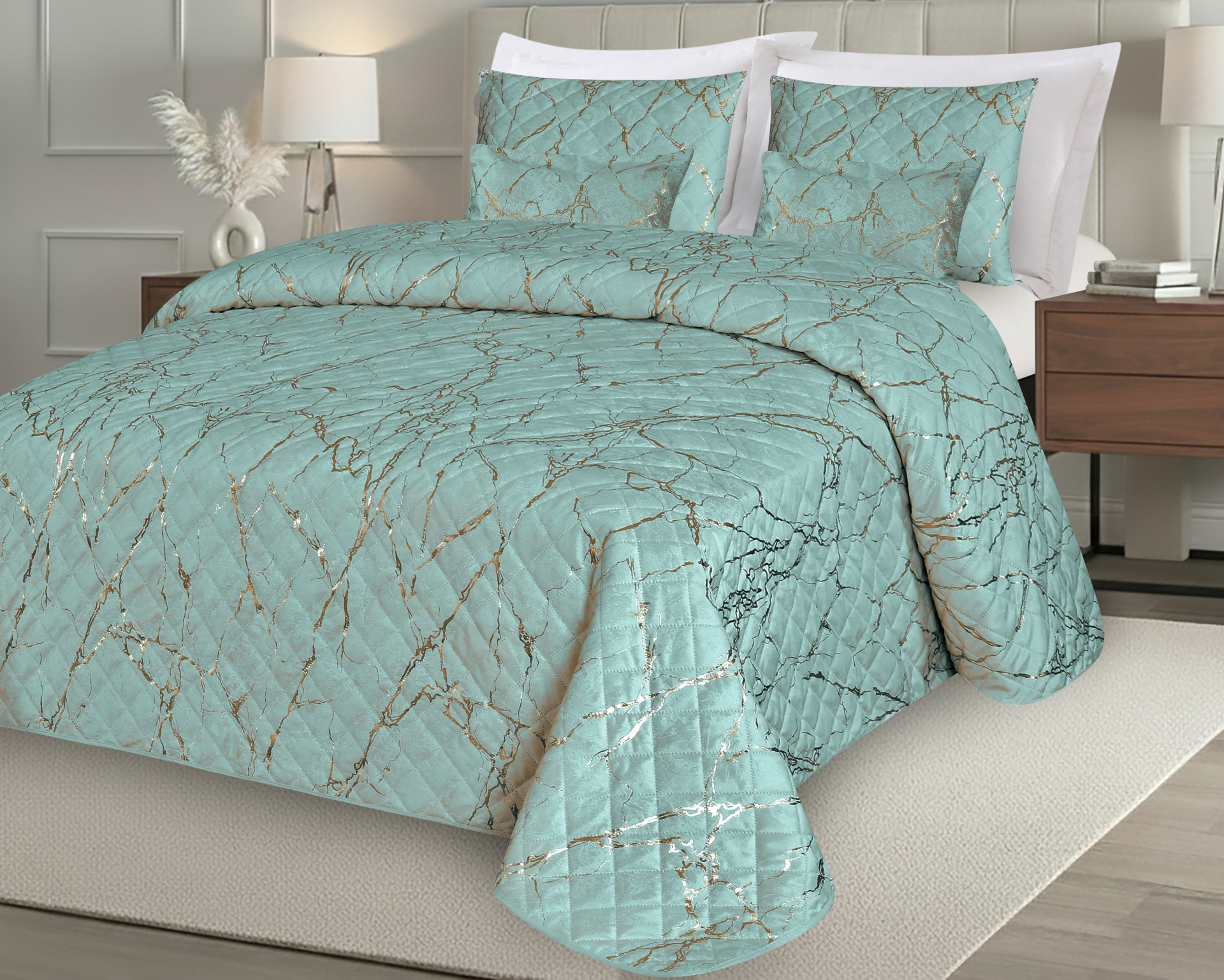 Roupa de cama azul claro com padrão mármore dourado e preto numa cama branca em quarto moderno