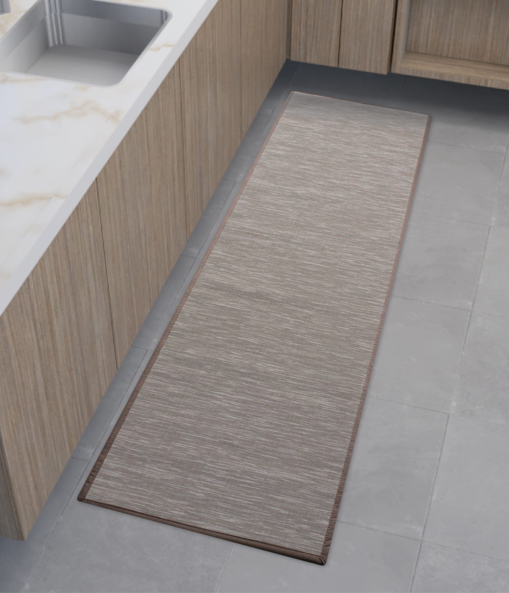 Tapete passadeira cinzento com borda castanha numa cozinha com armários de madeira clara e bancada branca