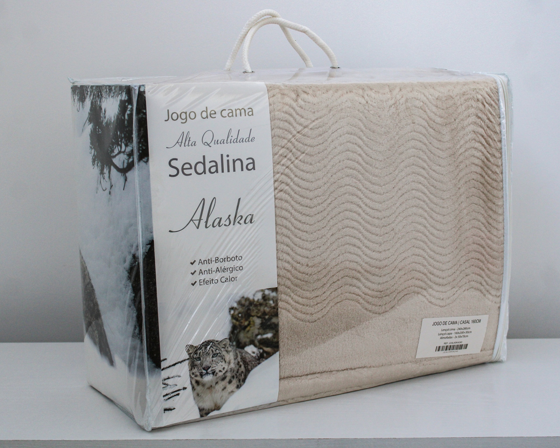 Jogo de cama beige em embalagem plástica com texto e imagem de jaguar
