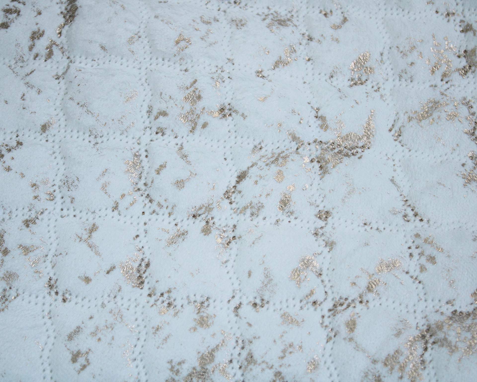 Pano branco com padrão de renda floral e detalhes dourados