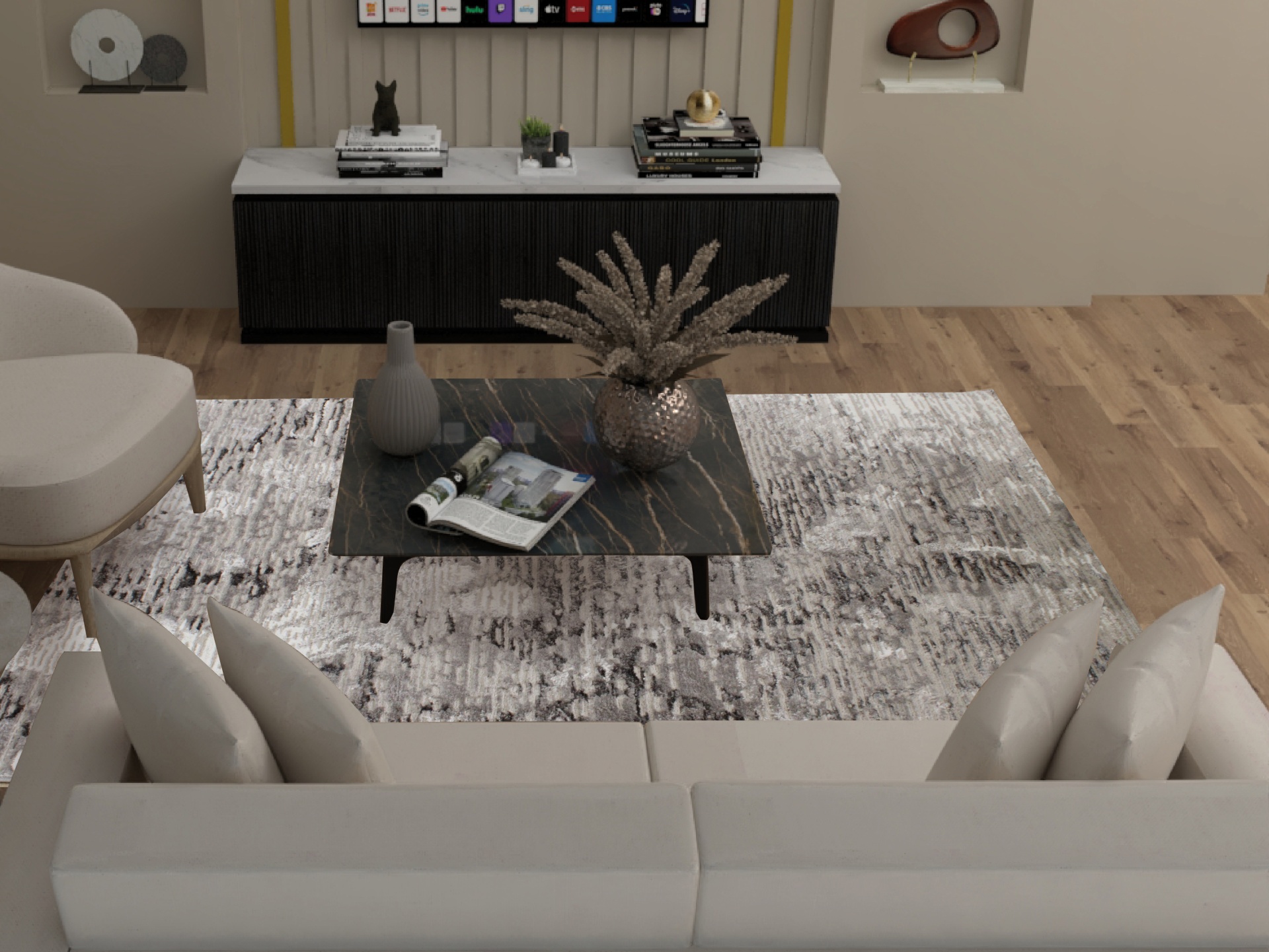 Sala de estar com sofá claro, mesa de centro preta, vaso com plantas secas, tapete cinza e mobiliário escuro em piso de madeira