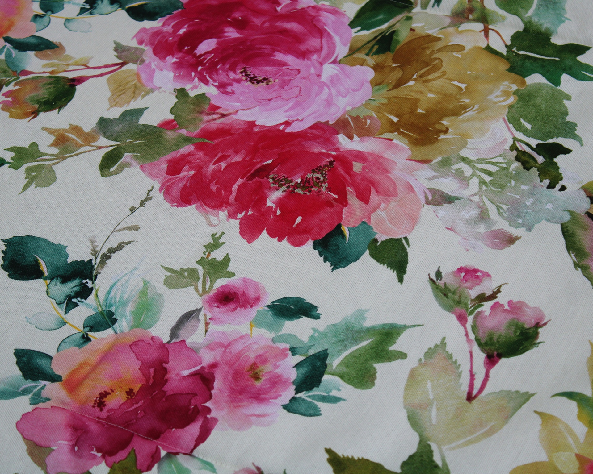 Pano tecido com padrão de flores coloridas