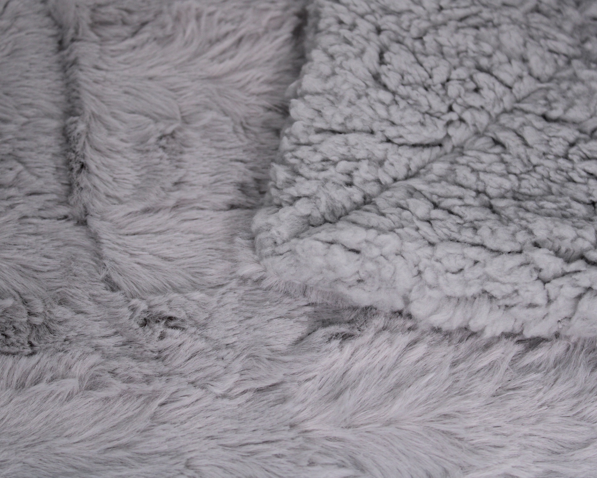 tecido cinzento felpudo com textura dobrada e irregular