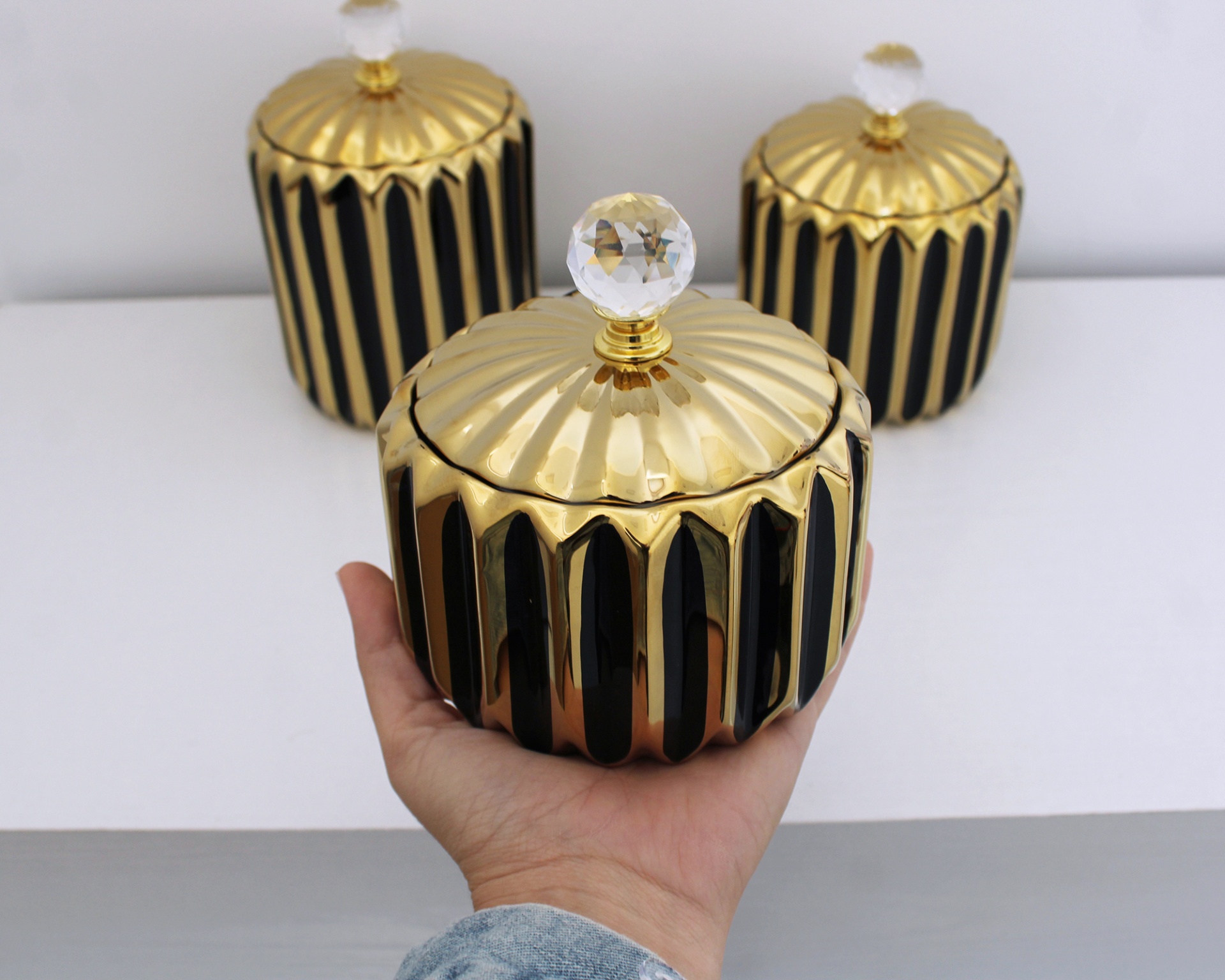 Frascos decorativos dourados e pretos com tampas e puxadores de bola de cristal