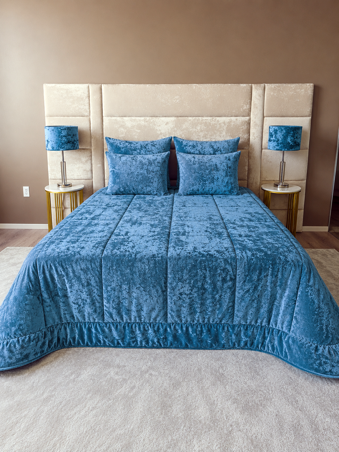 Edredão em Veludo Ref: Paris Cor: Azul Cama com edredão azul e almofadas em quarto com cabeceira creme e mesas de cabeceira com lâmpadas azuis