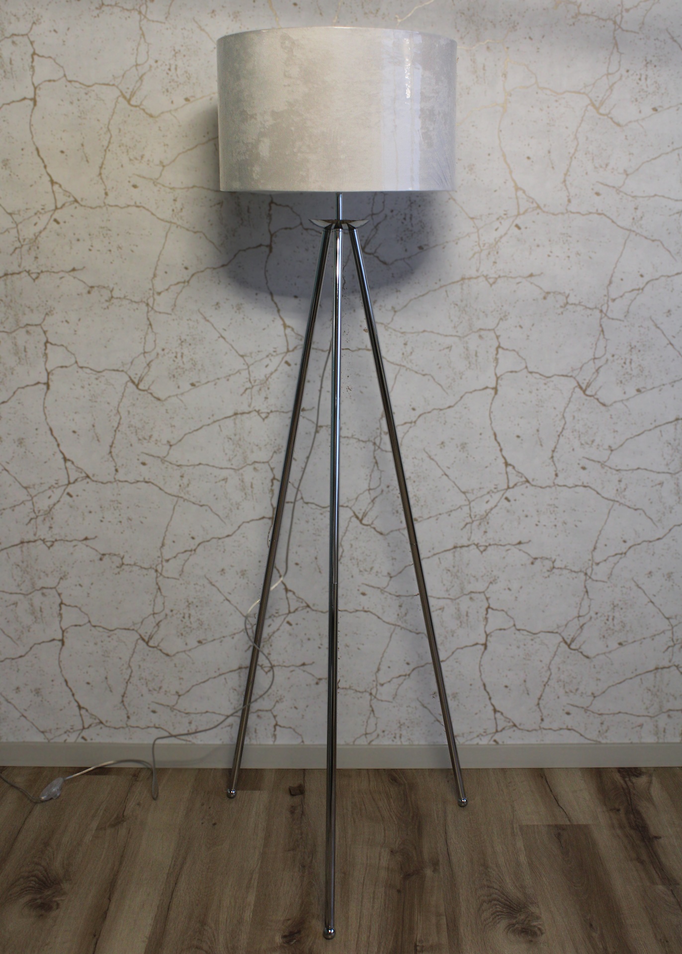 Candeeiro de pé com base tripé metálica prateada e abat-jour branco