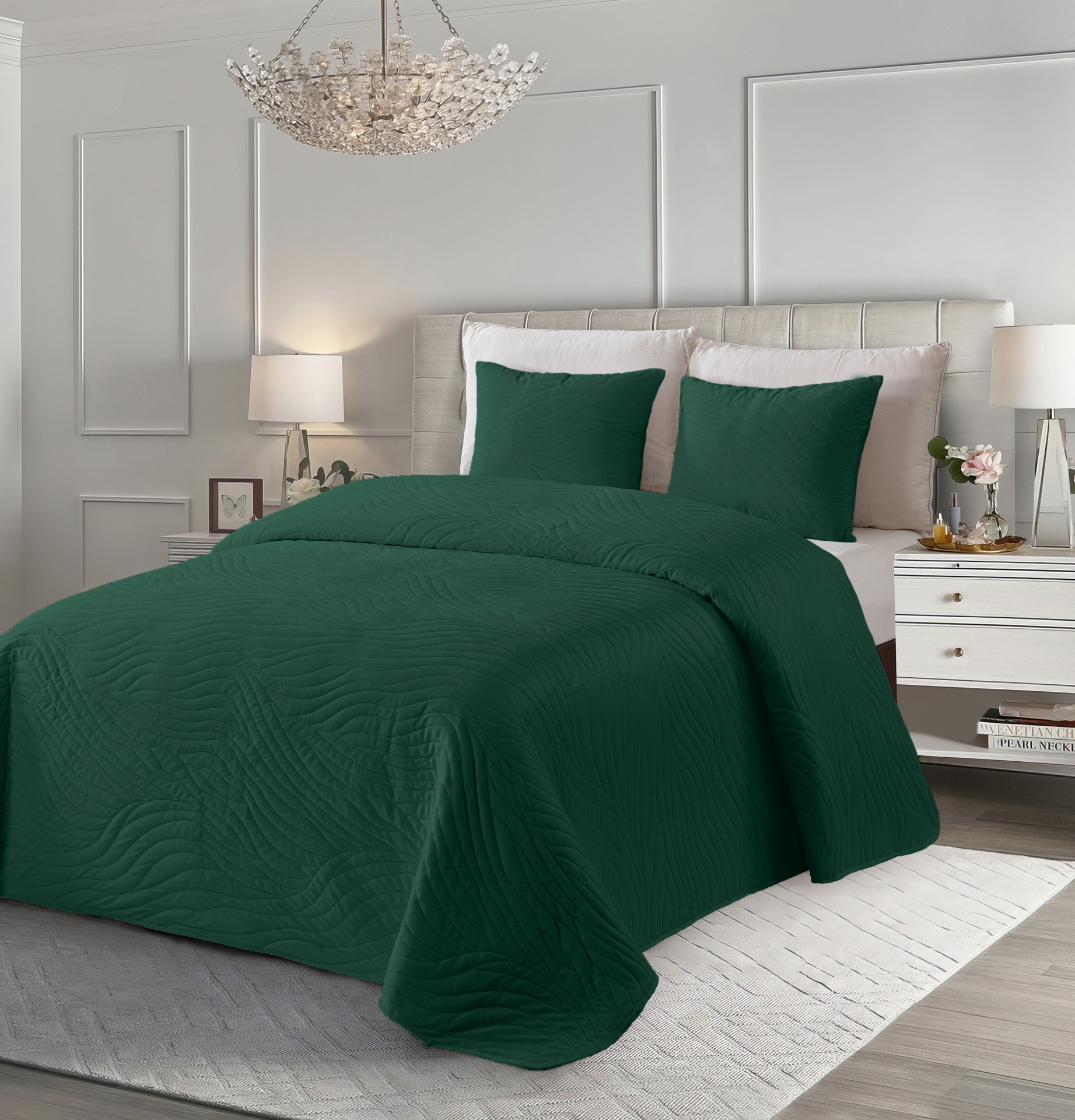 Cama com edredão e fronhas verdes escuras e padrão ondulado em quarto moderno