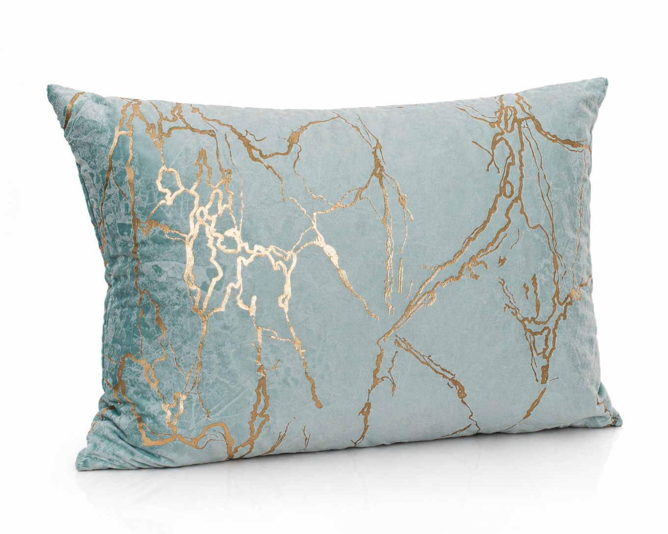 Travesseiro azul claro com padrão dourado em veludo.