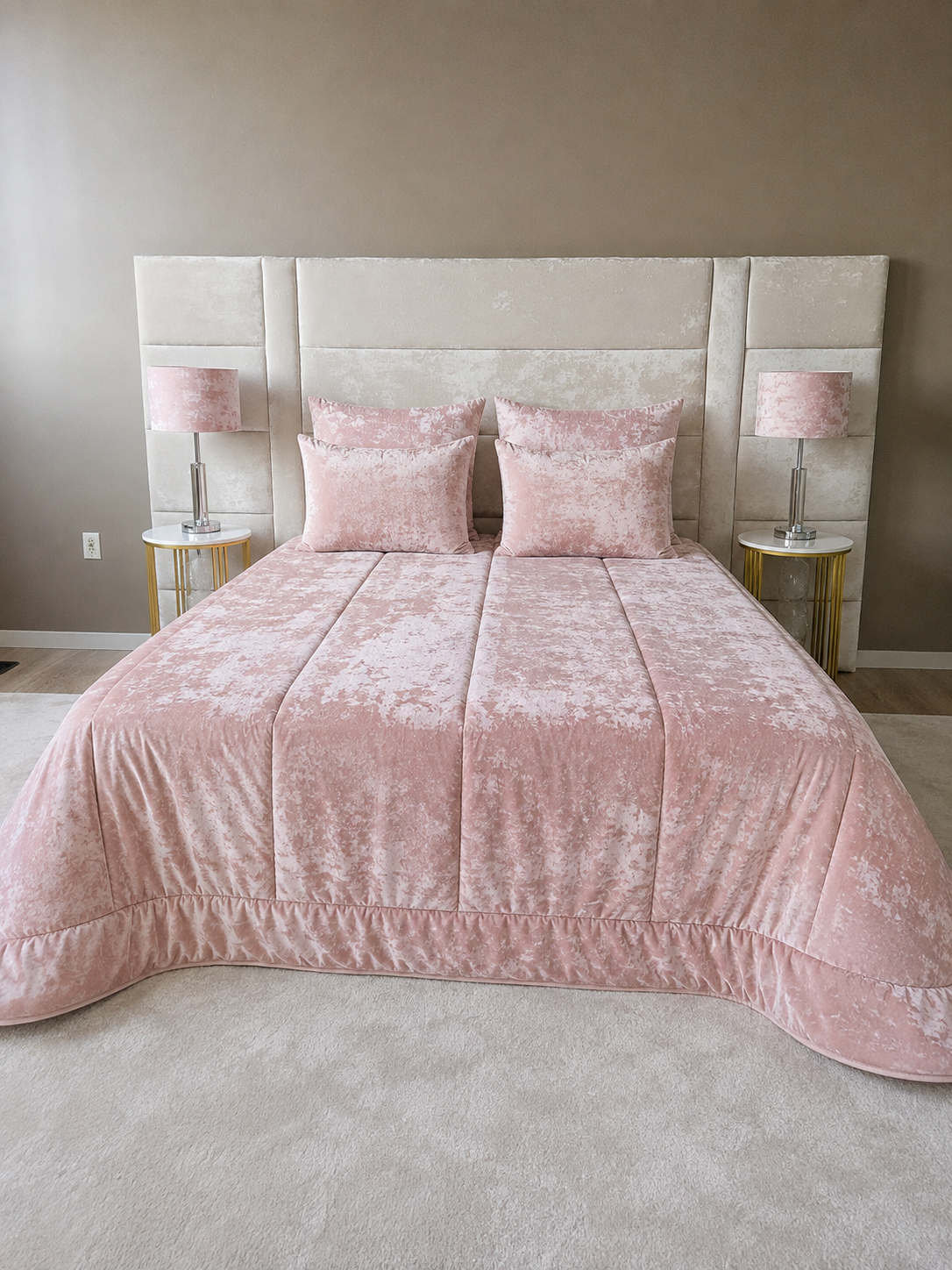 Edredão em Veludo Ref: Paris Cor: Rosa Quarto com cama e roupa de cama rosa, mesa de cabeceira branca com pernas douradas e abajur rosa