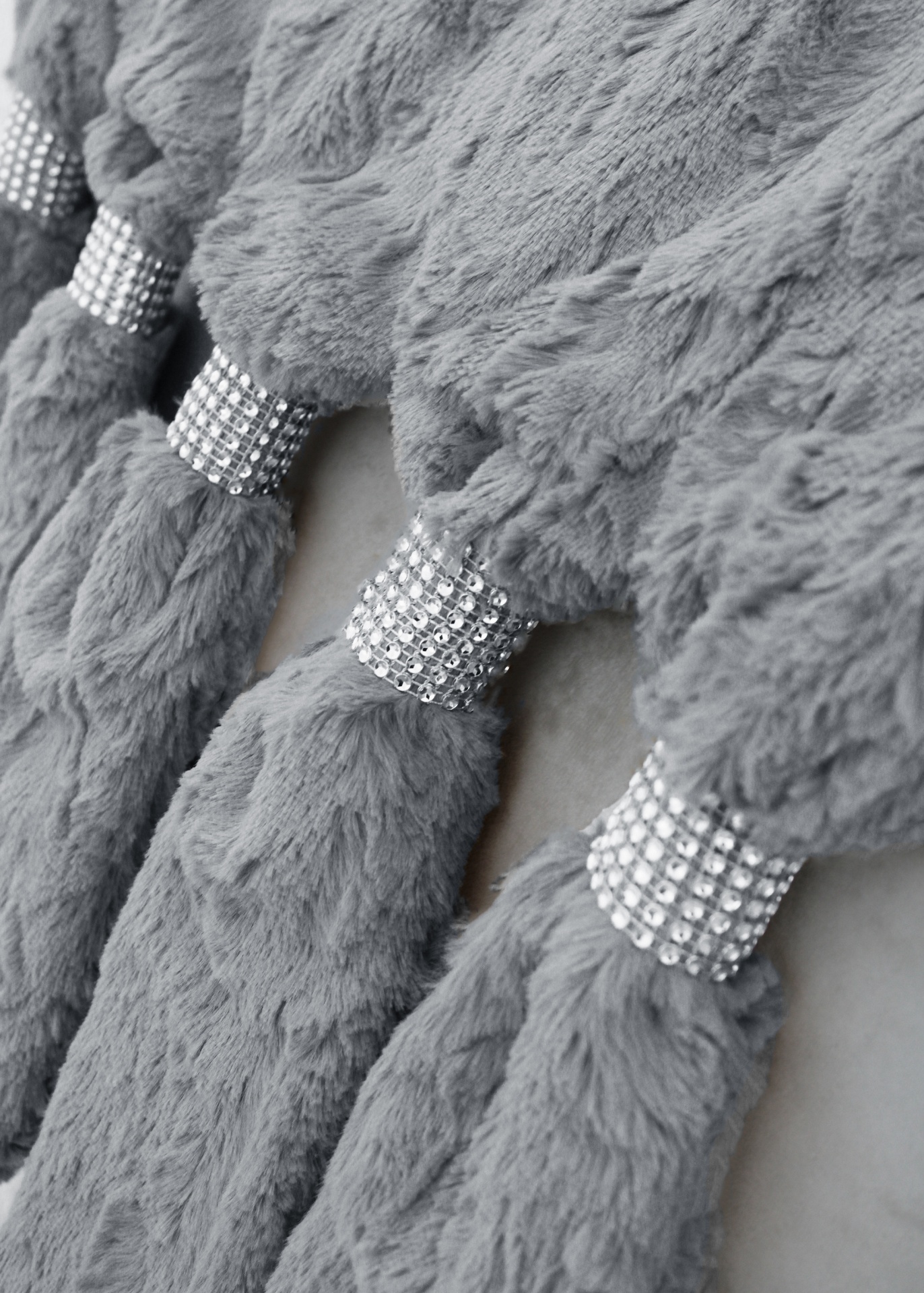 Franja decorativa cinzenta com detalhes prateados