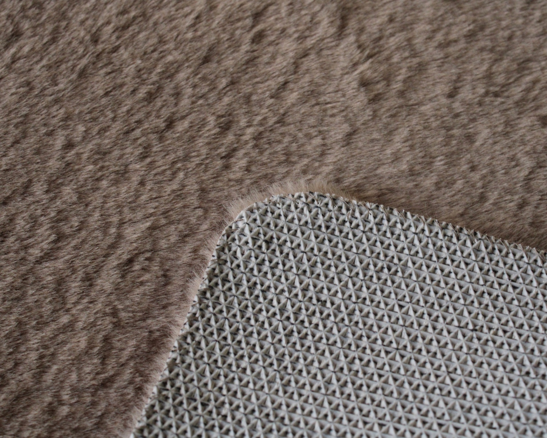 Tapete antiderrapante cinza claro com padrão triangular