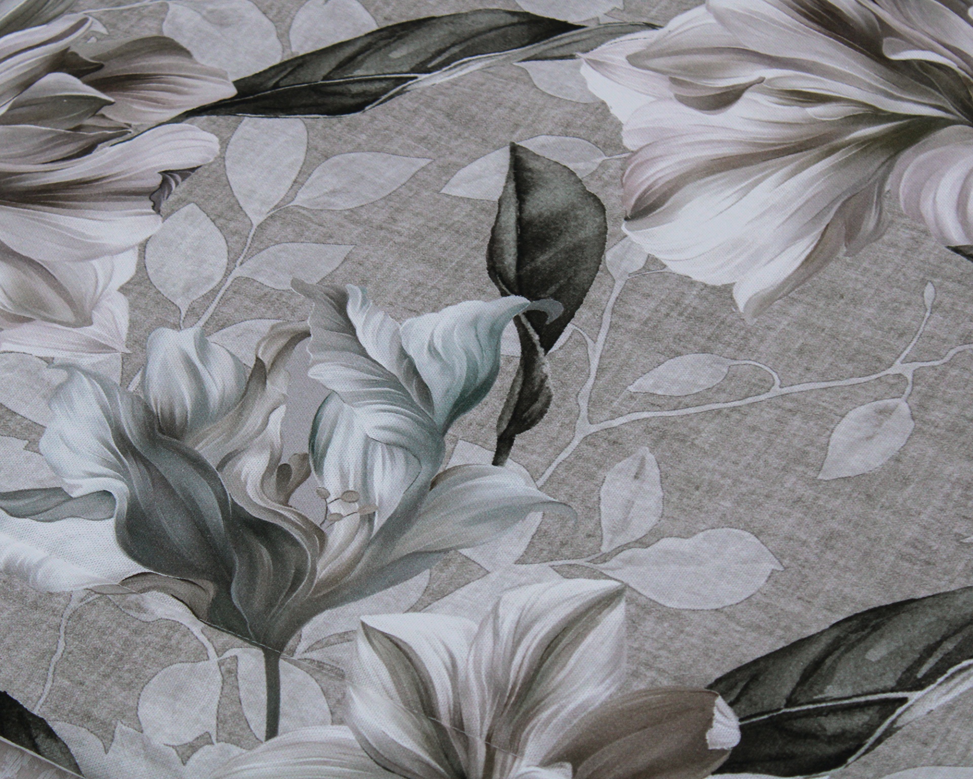 Tecido com padrão floral em tons de cinza e branco num fundo cinza